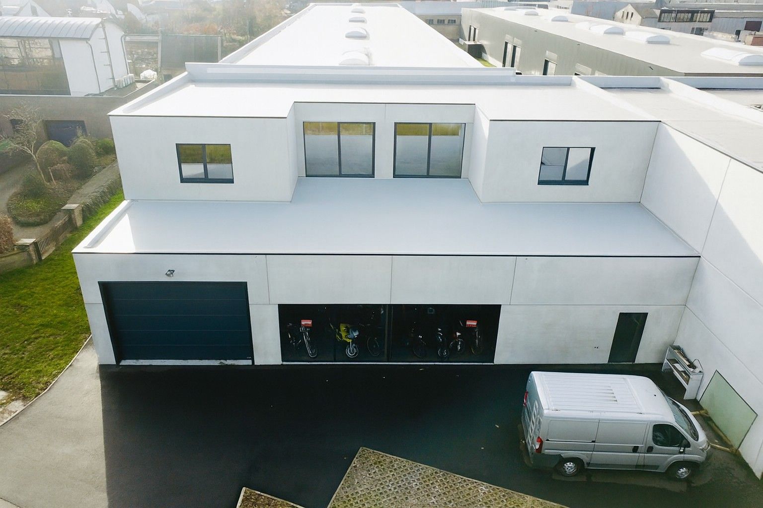 NB BEDRIJFSPAND bestaande uit MAGAZIJN met TOONZAAL/BURELEN en casco LOFT-APPARTEMENT met groot TERRAS. Op ambachtelijke zone "Schatting" te Zedelgem foto 3