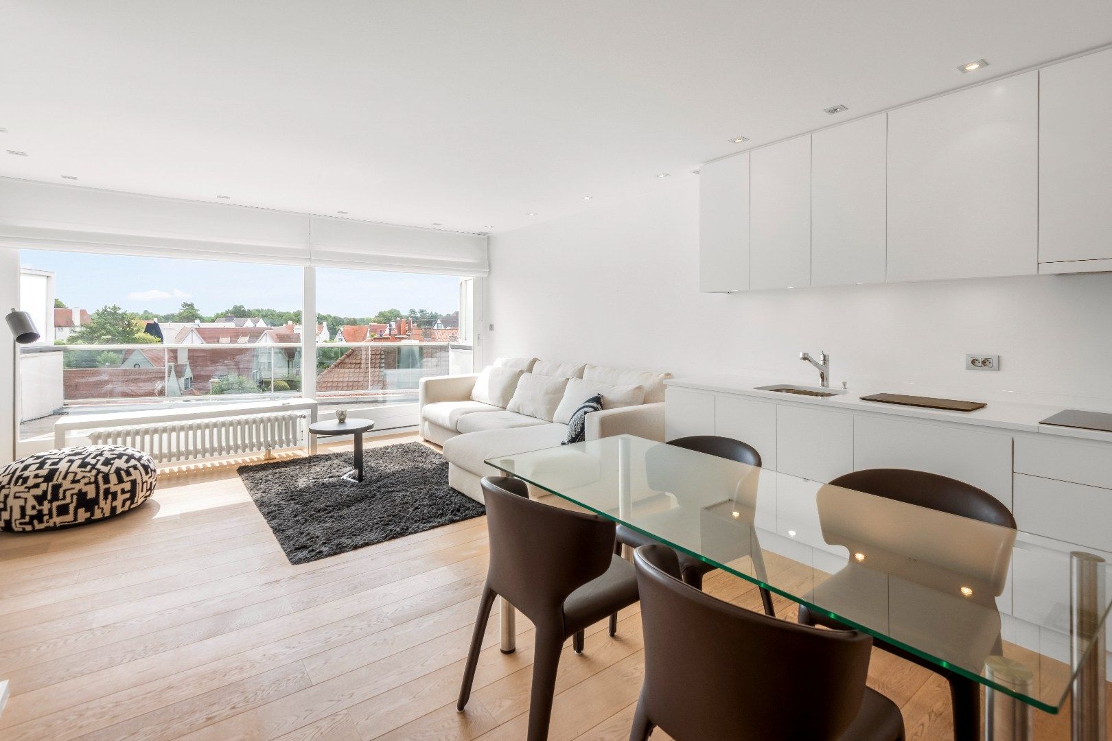 Zeer goed gelegen penthouse met zonneterrassen vlakbij de winkels van de Dumortierlaan en de Lippenslaan. Mogelijkheid tot aankoop parking. foto {{pictureIndex}}