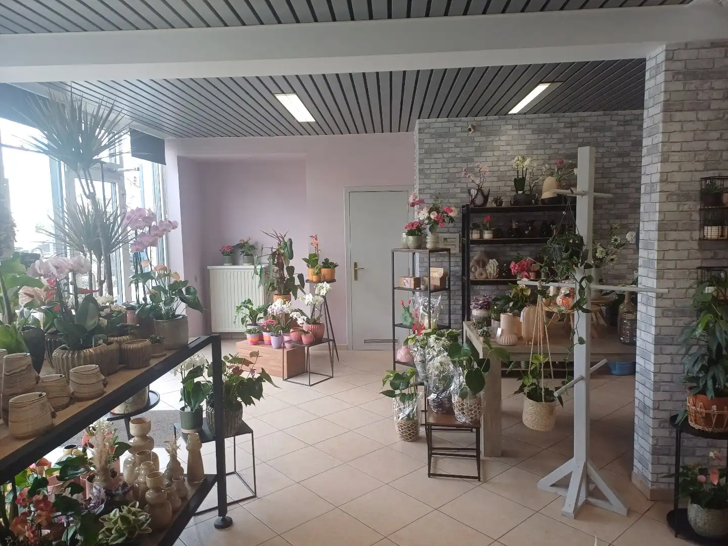 Goed gelegen handelsruimte met parking in het centrum van (Neer) pelt foto 3