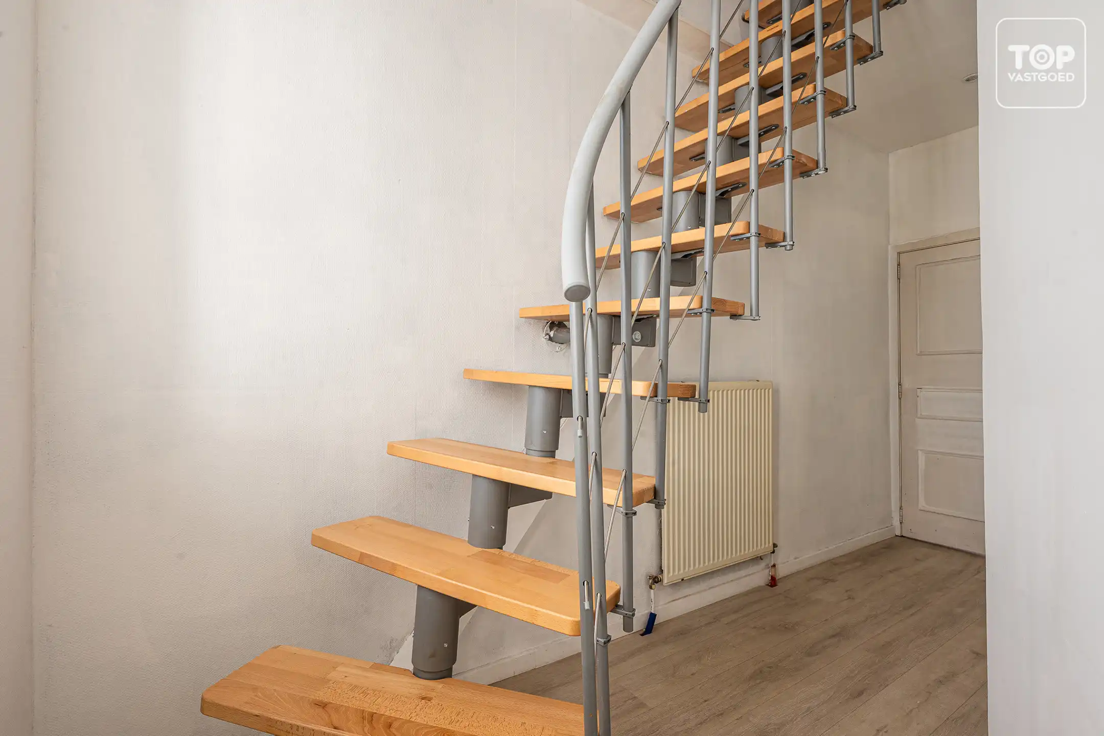 Karaktervolle half open woning met mooie gevel.  foto 19