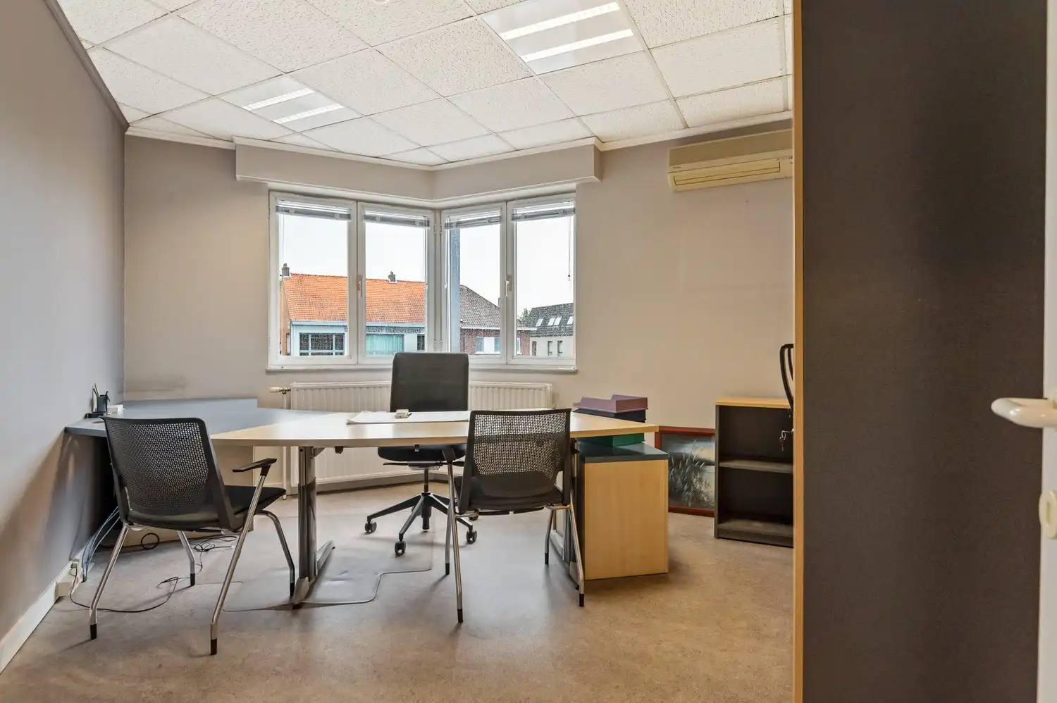 Ruim kantoorgebouw op een centrale locatie te koop in Wommelgem foto 12