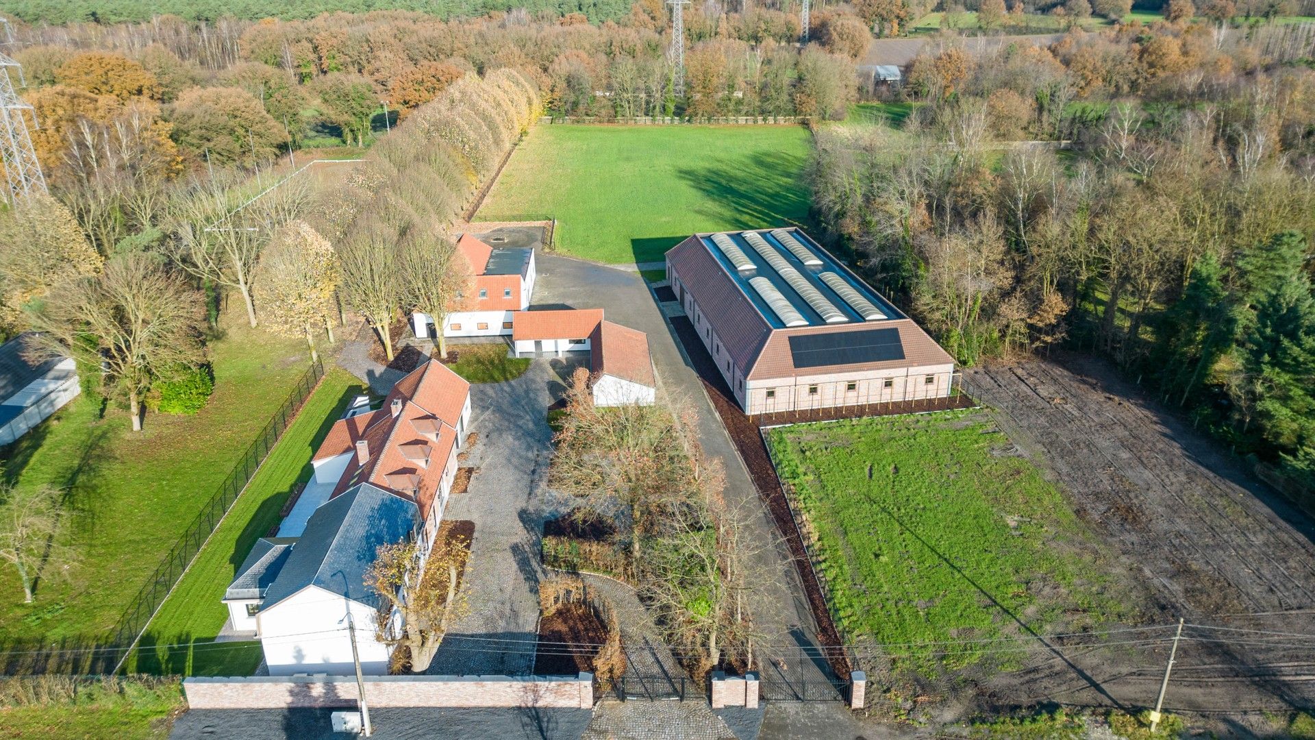 Exclusief landhuis met overdekte piste, buitenpiste en paardenstallen op circa 3 hectare foto 2