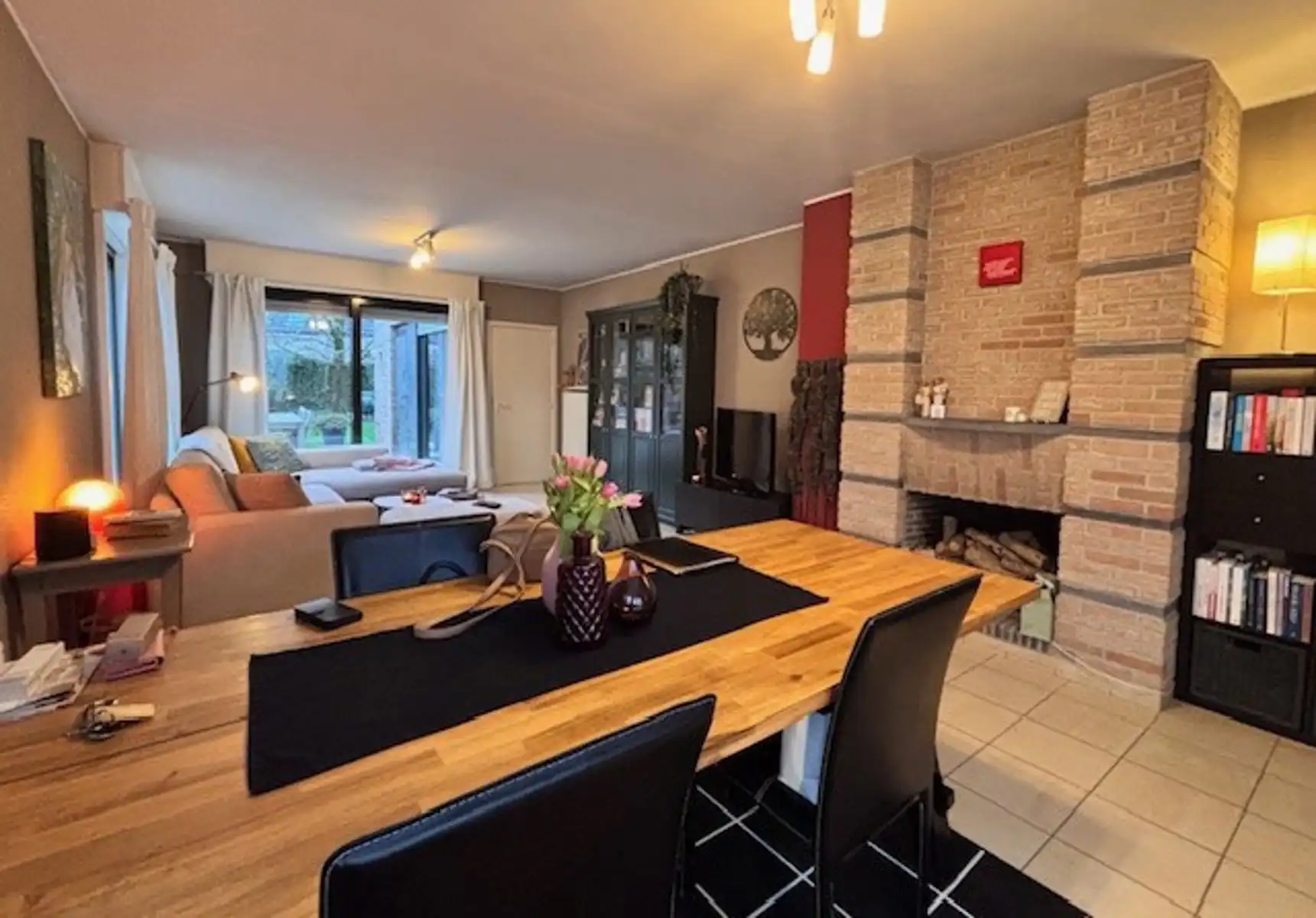 Ruime hoekwoning met terras, tuin en garage. foto 2