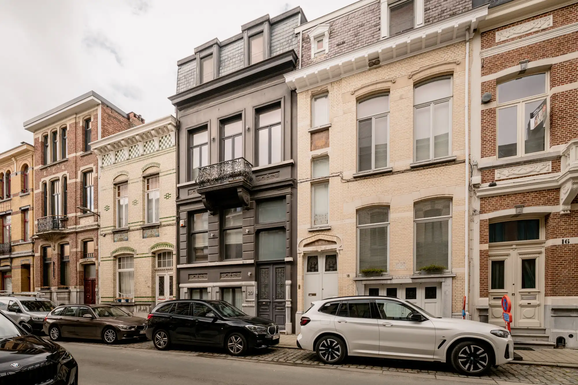 Statige meesterwoning ‘Cornelis’ in de Harmoniewijk: waar art nouveau meets art dogo foto {{pictureIndex}}