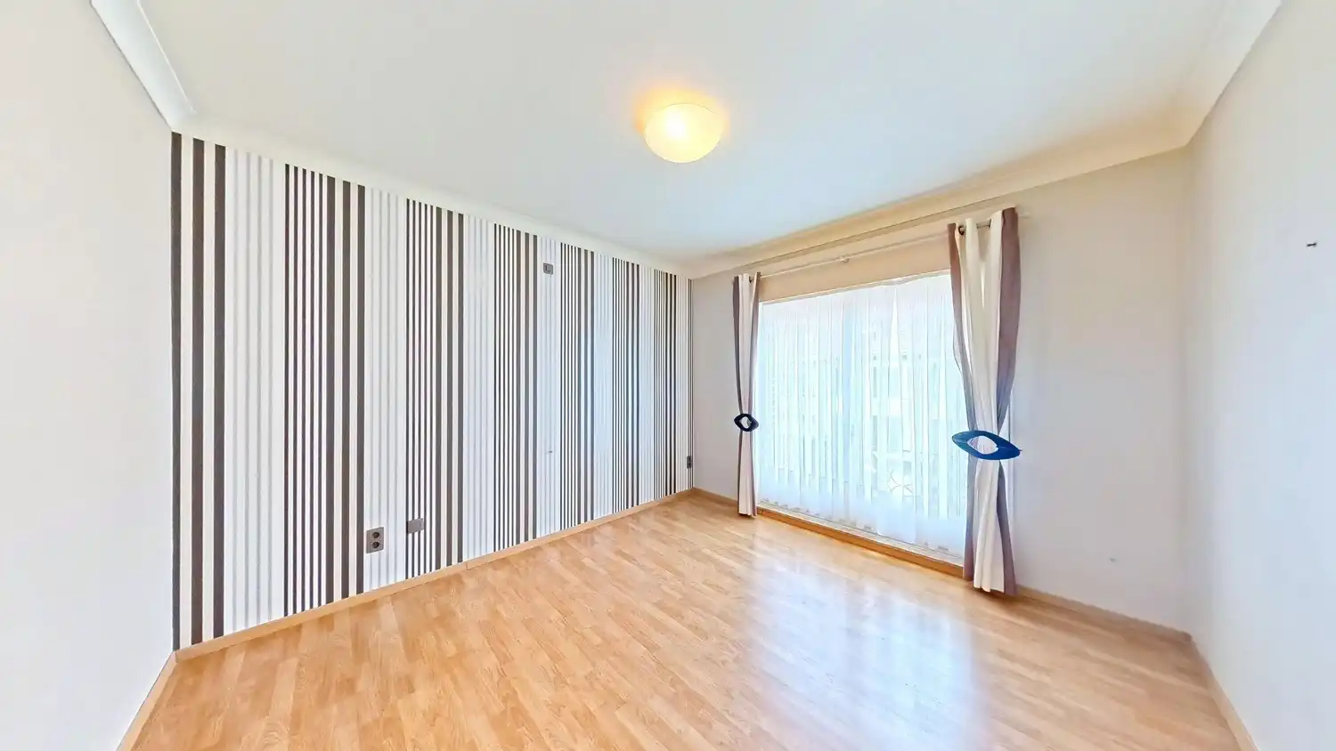 Ruime halfopen woning met garage te koop! foto 10