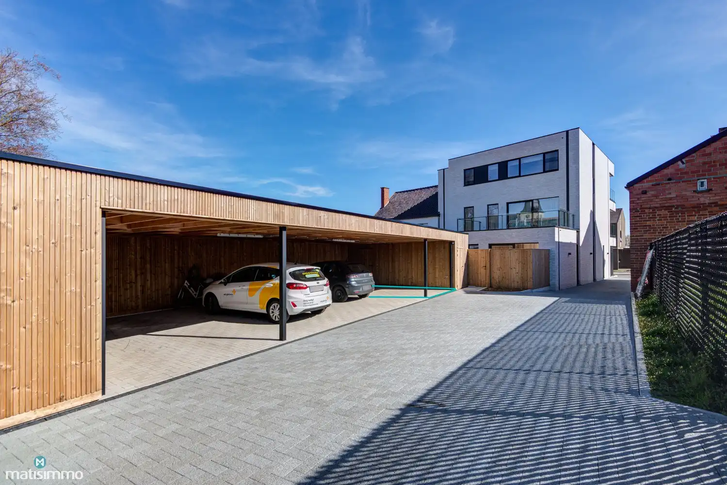 INSTAPKLAAR NIEUWBOUW GELIJKVLOERSAPPARTEMENT MET RUIM TERRAS, BUITENBERGING EN CARPORT IN HET HARTJE VAN HOESELT foto 21