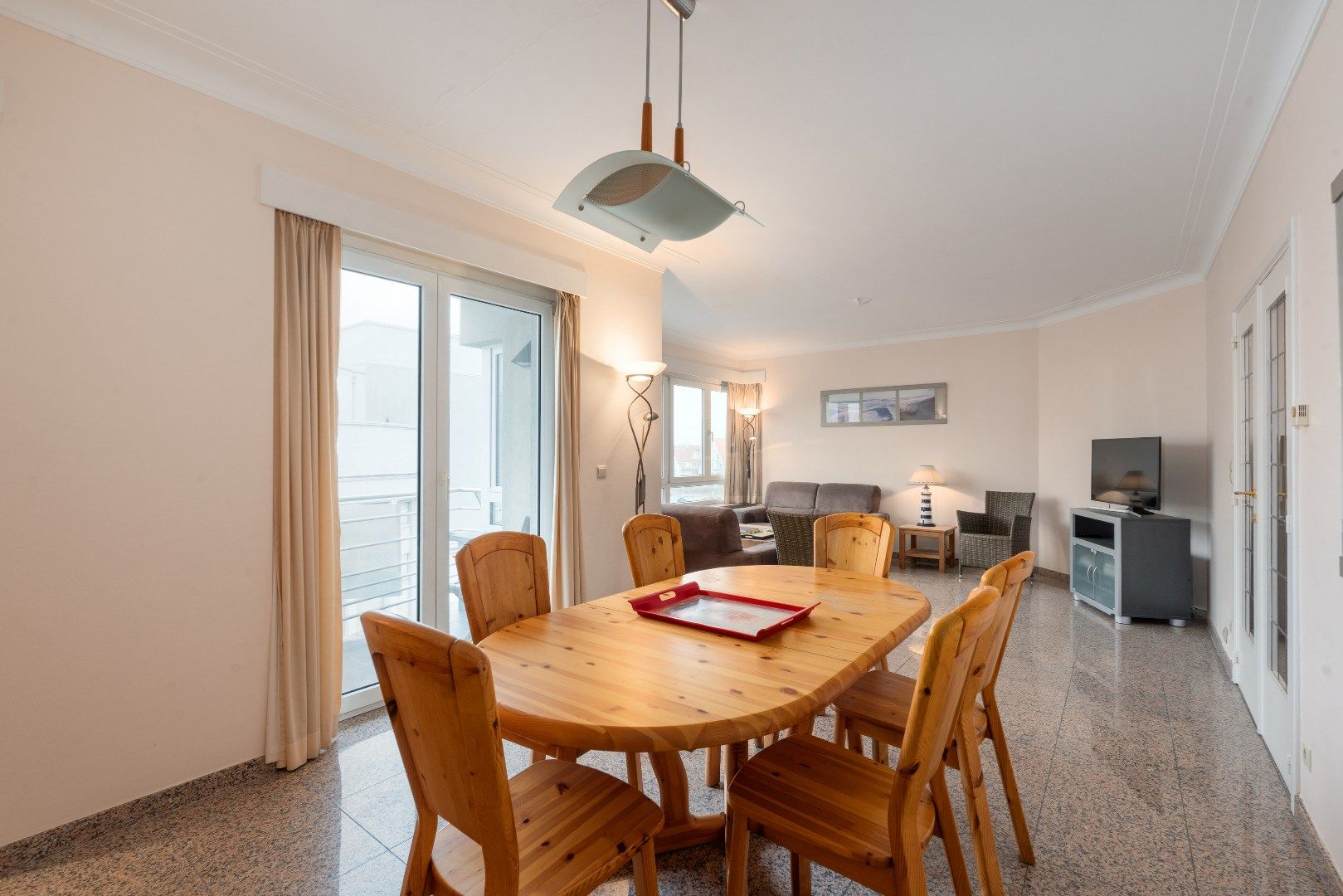 Ruim en lichtrijk appartement met 3 slaapkamers en zijdelings zeezicht vlakbij het Casino. foto {{pictureIndex}}