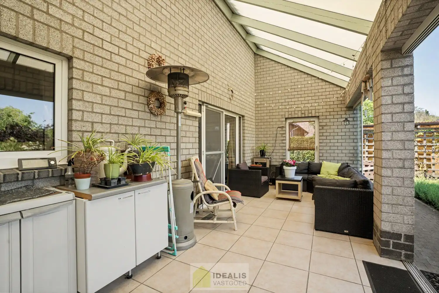 IDEALIS VASTGOED – ROYALE, INSTAPKLARE EN ZEER GOED ONDERHOUDEN GEZINSWONING OP EEN RUSTIG PERCEEL VAN 8A 44CA MET 4 KNAPPE SLAAPKAMERS, RUIME GOED UITGERUSTE BADKAMER, RECENT GERENOVEERDE KEUKEN, HEERLIJKE VERANDA EN VRIJSTAANDE CARPORT - De woning omvat maar liefst +- 225m² bewoonbare oppervlakte met een ruime lichtrijke woonkamer, uitgeruste recent gerenoveerde keuken, 4 slaapkamers, ruime badkamer voorzien van ligbad en inloopdouche, hobbykamer/werkplaats en vrijstaande carport met achterliggende fietsenberging. foto 25