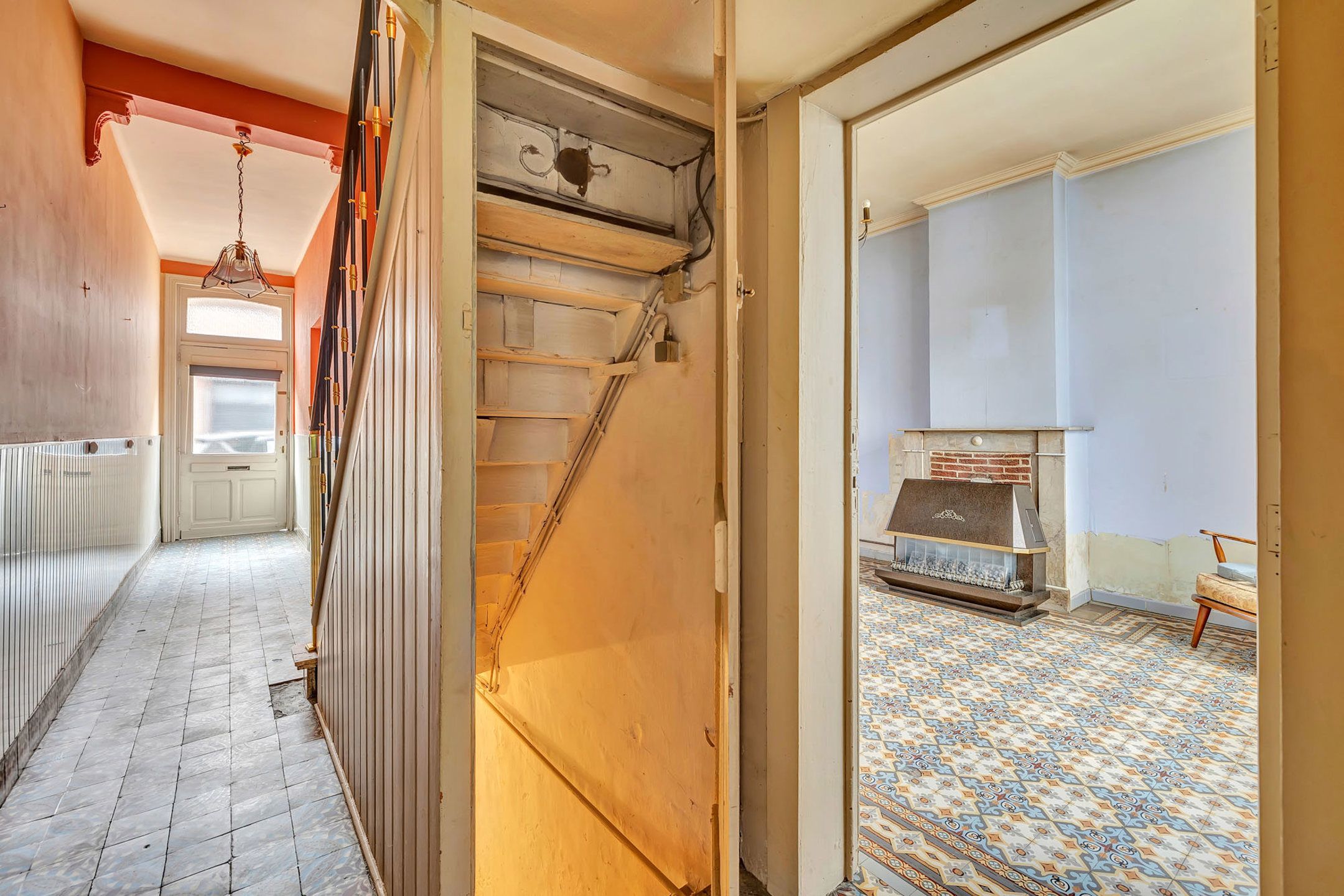 Charmante te renoveren woning met 4 slpks en tuin foto 3