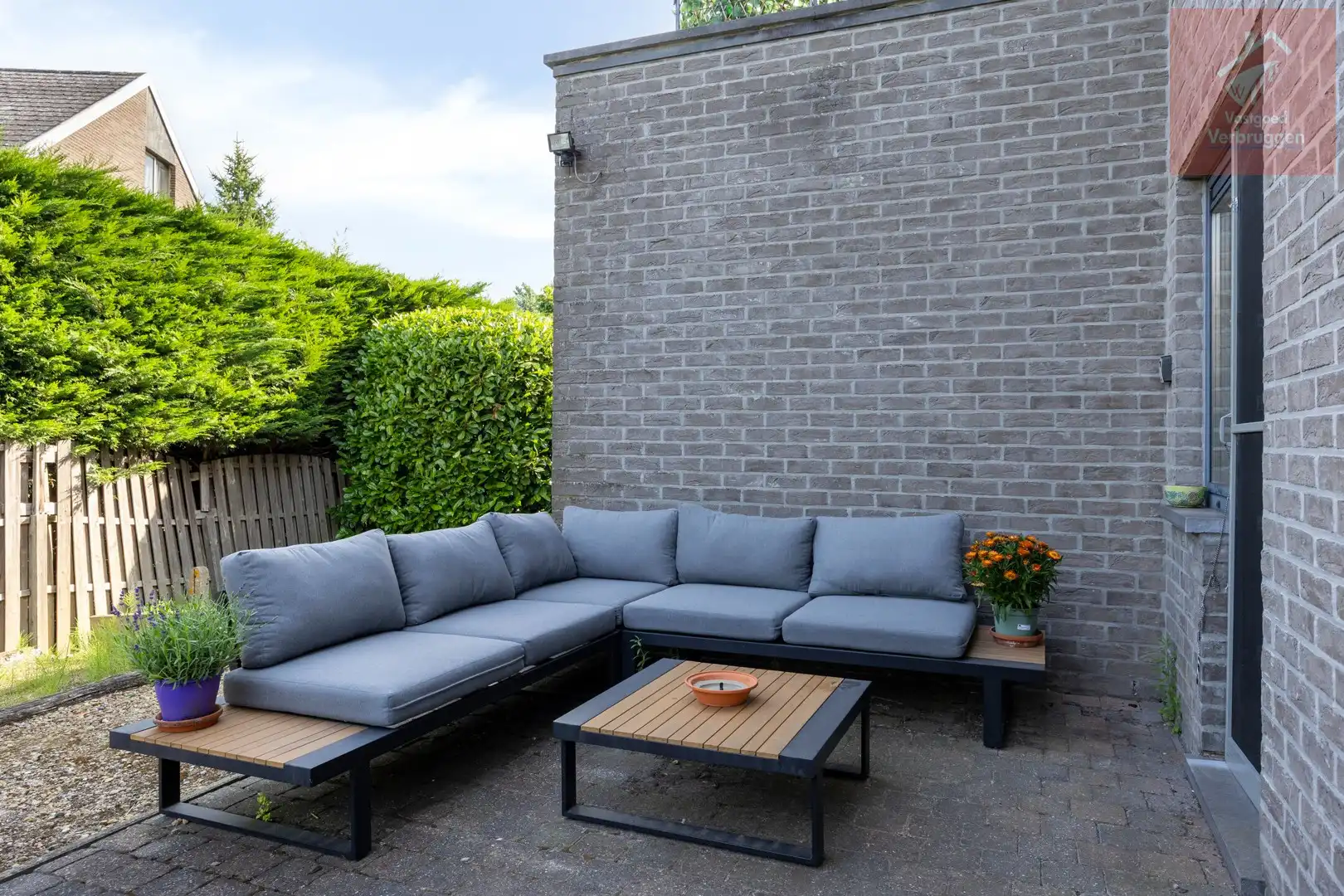 Modern instapklaar gelijkvloers appartement met 2 slpk, terrassen en autostaanplaats foto 2