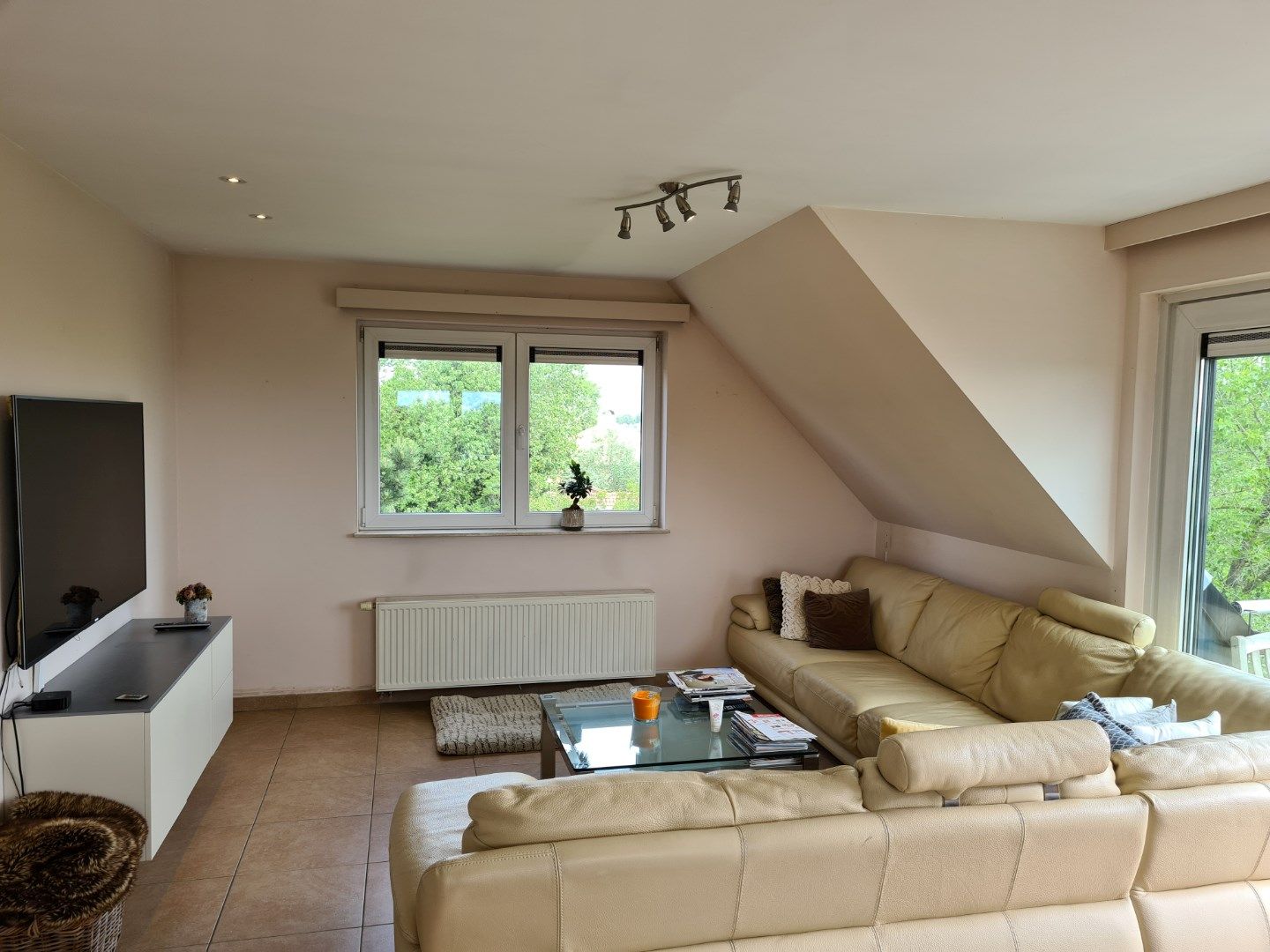 Ruim en lichtrijk duplex appartement met garage foto {{pictureIndex}}