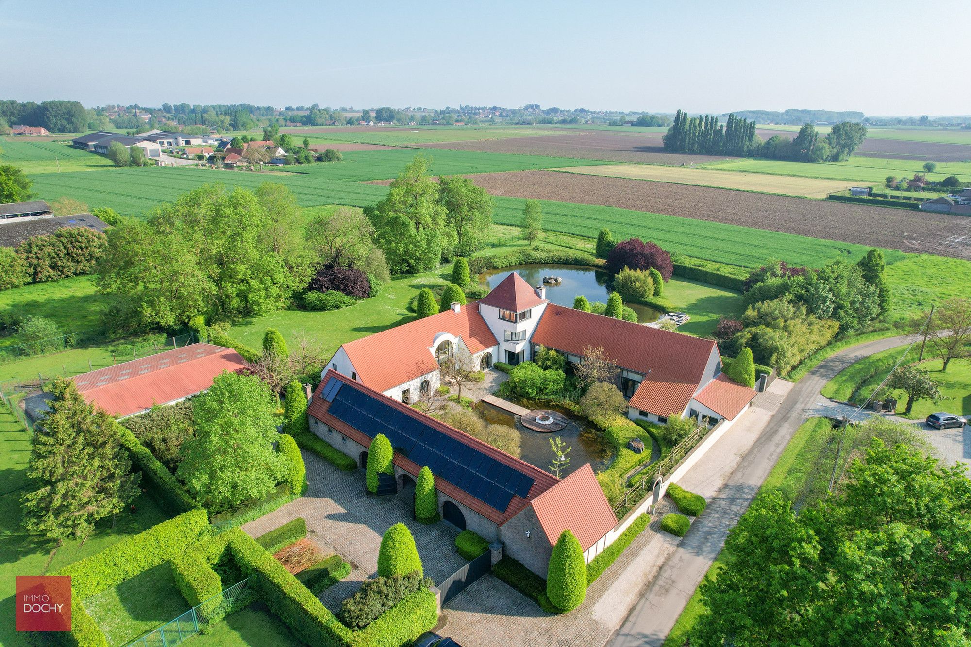 Zeer rustig gelegen instapklare vierkantshoeve foto {{pictureIndex}}