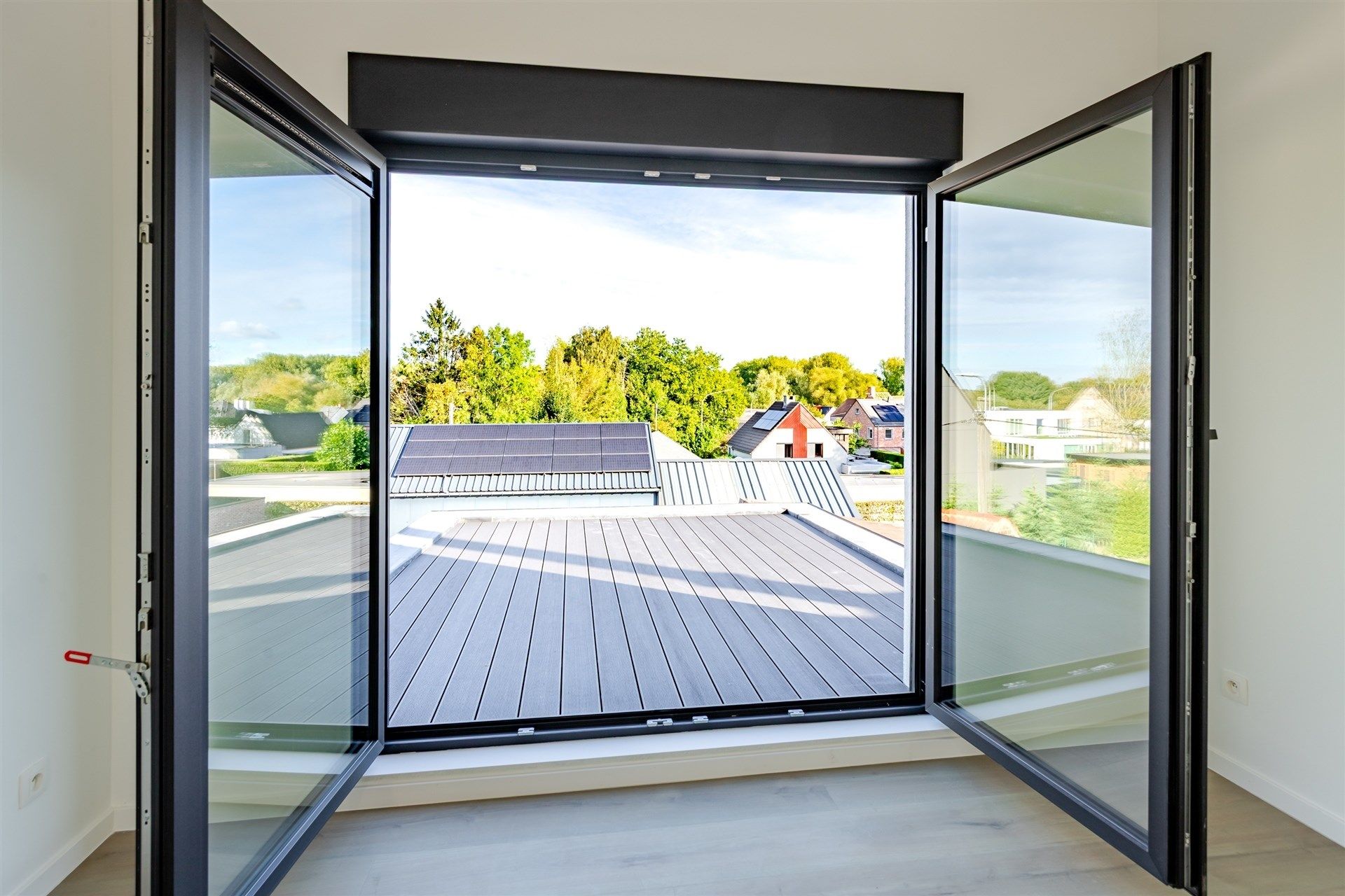 Top gerenoveerde woning met 3 slks en buitenruimte foto 19