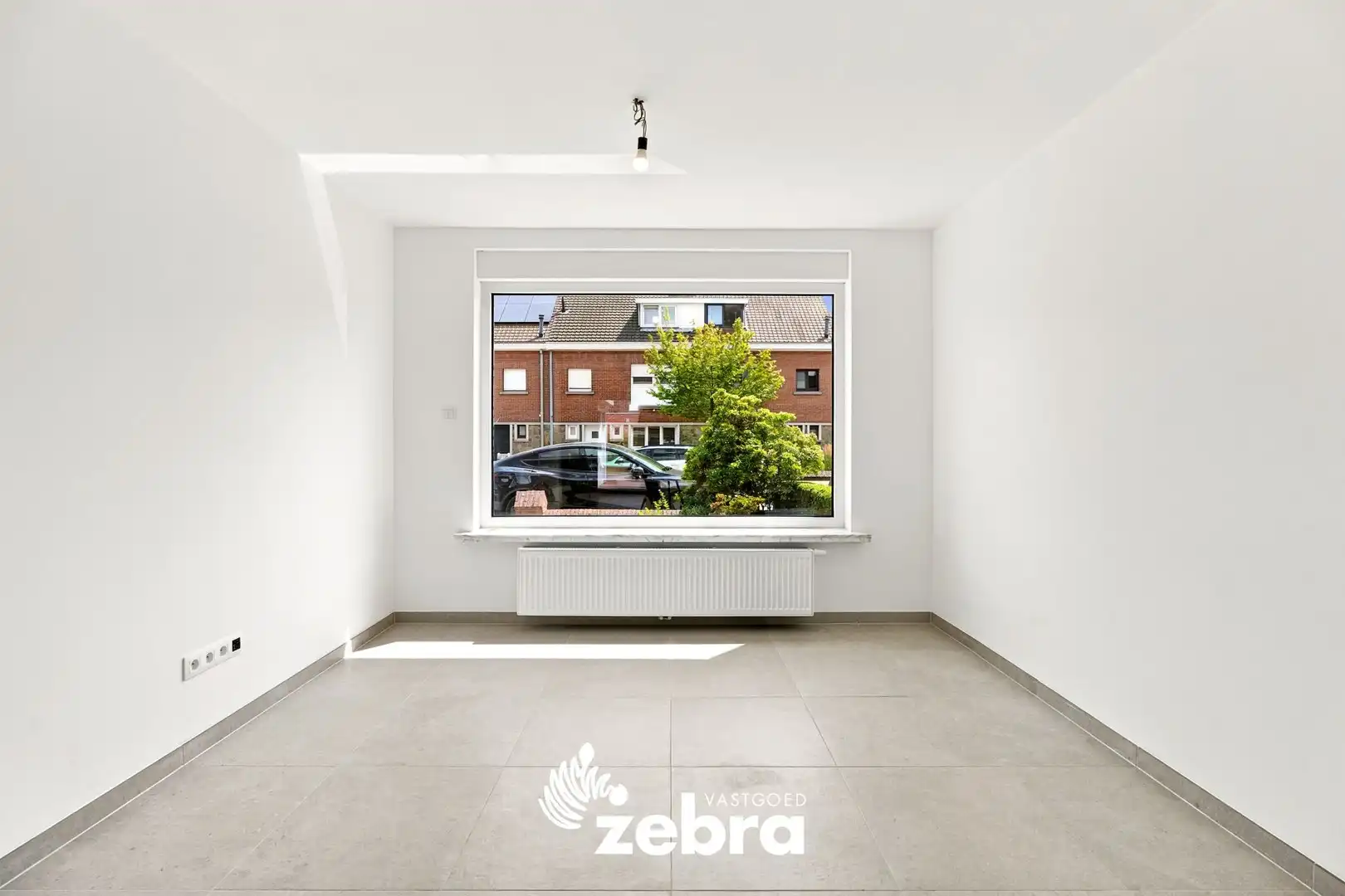 Gerenoveerde woning met uitweg op een rustige ligging in Izegem! foto 3