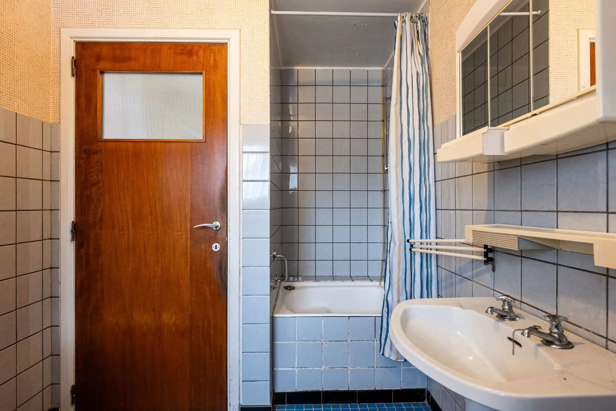 Te renoveren half open woning met veel potentieel!  foto 14