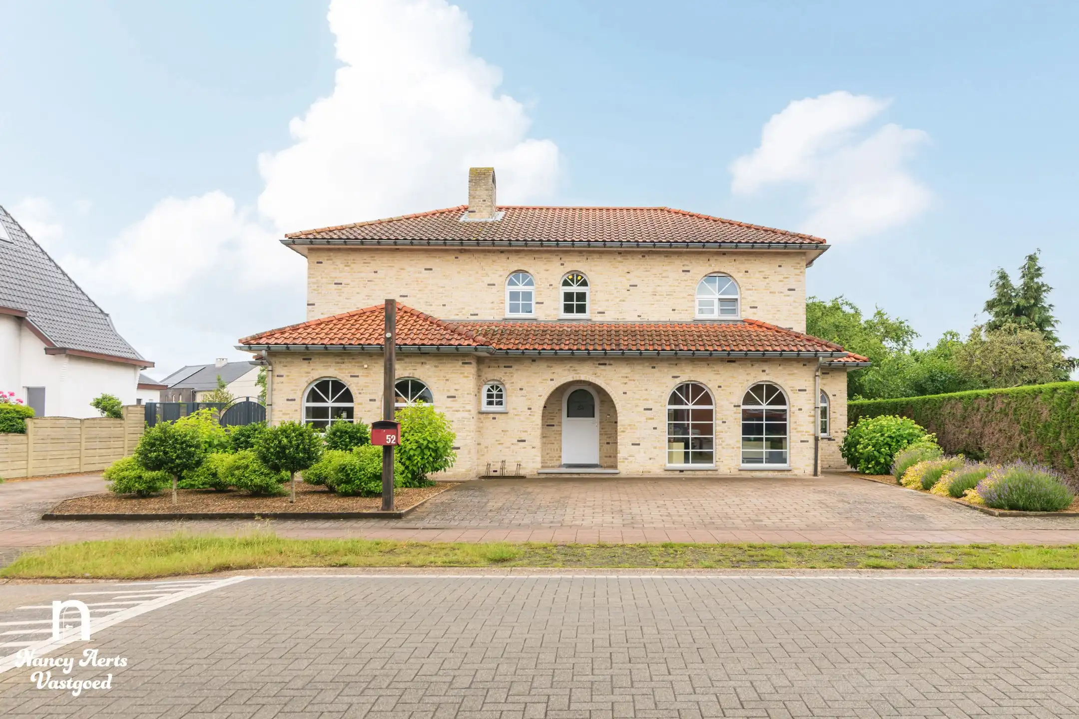 Ruime villa met praktijkruimte, kelder en zonnige tuin foto {{pictureIndex}}