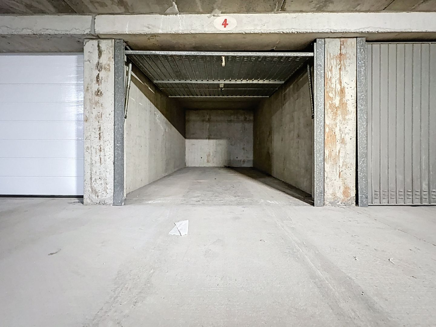 Centraal gelegen garage vlakbij de Zeedijk foto 2