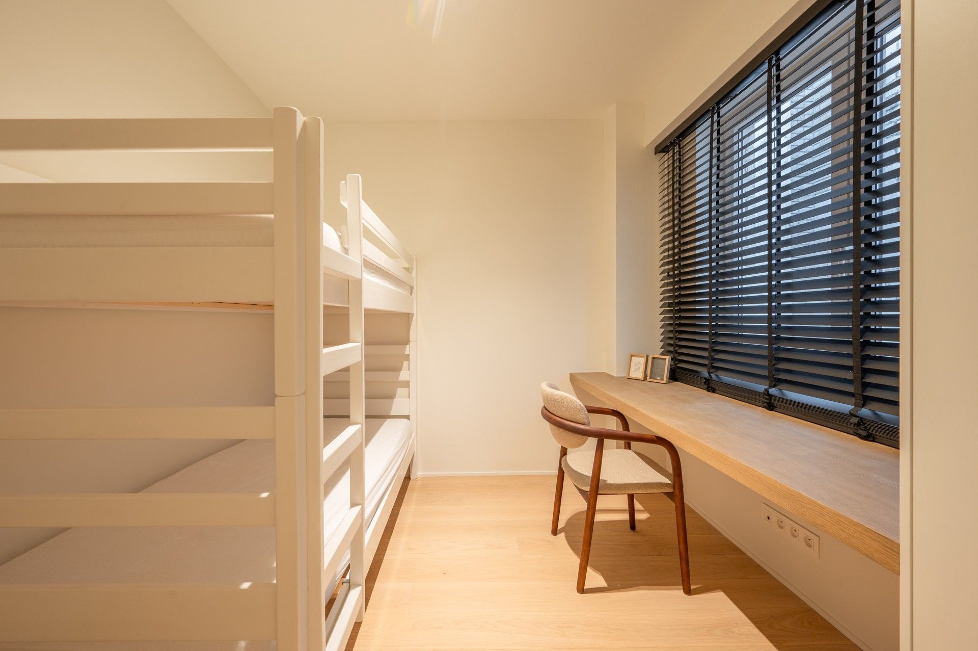 Gemeubeld: verfijnd gerenoveerd appartement op de zeedijk vlakbij het Rubensplein te Knokke! foto 16