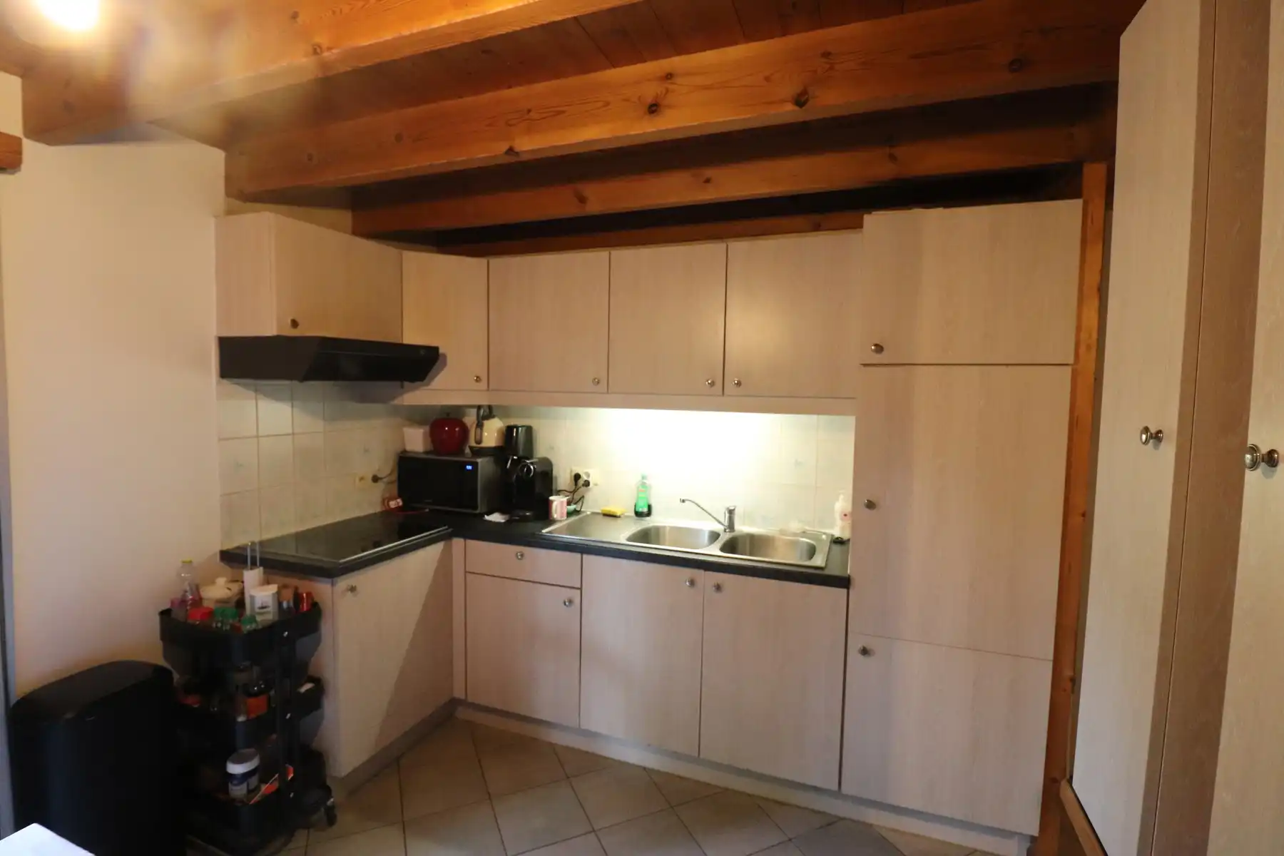 Een weekendverblijf met verdieping en met terras, carport en tuin. foto 6