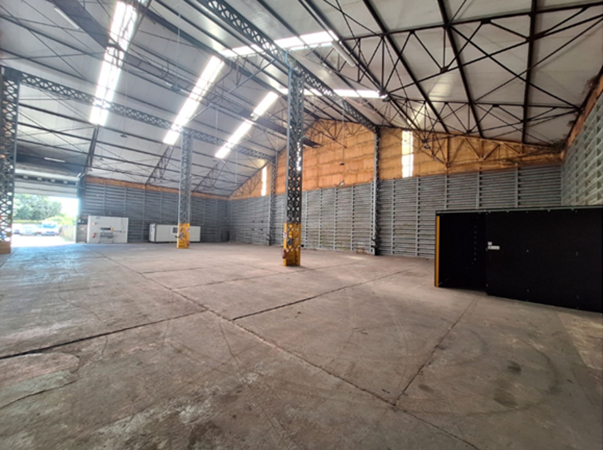 Magazijn van 1.020 m² met uitstekende bereikbaarheid nabij Waaslandhaven foto {{pictureIndex}}