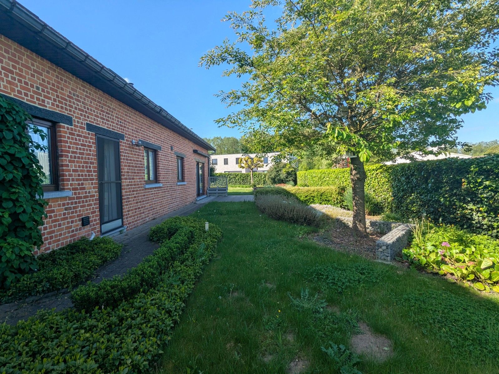 Ruime hoeve met mooie tuin + veel parking in rustig straatje foto 31