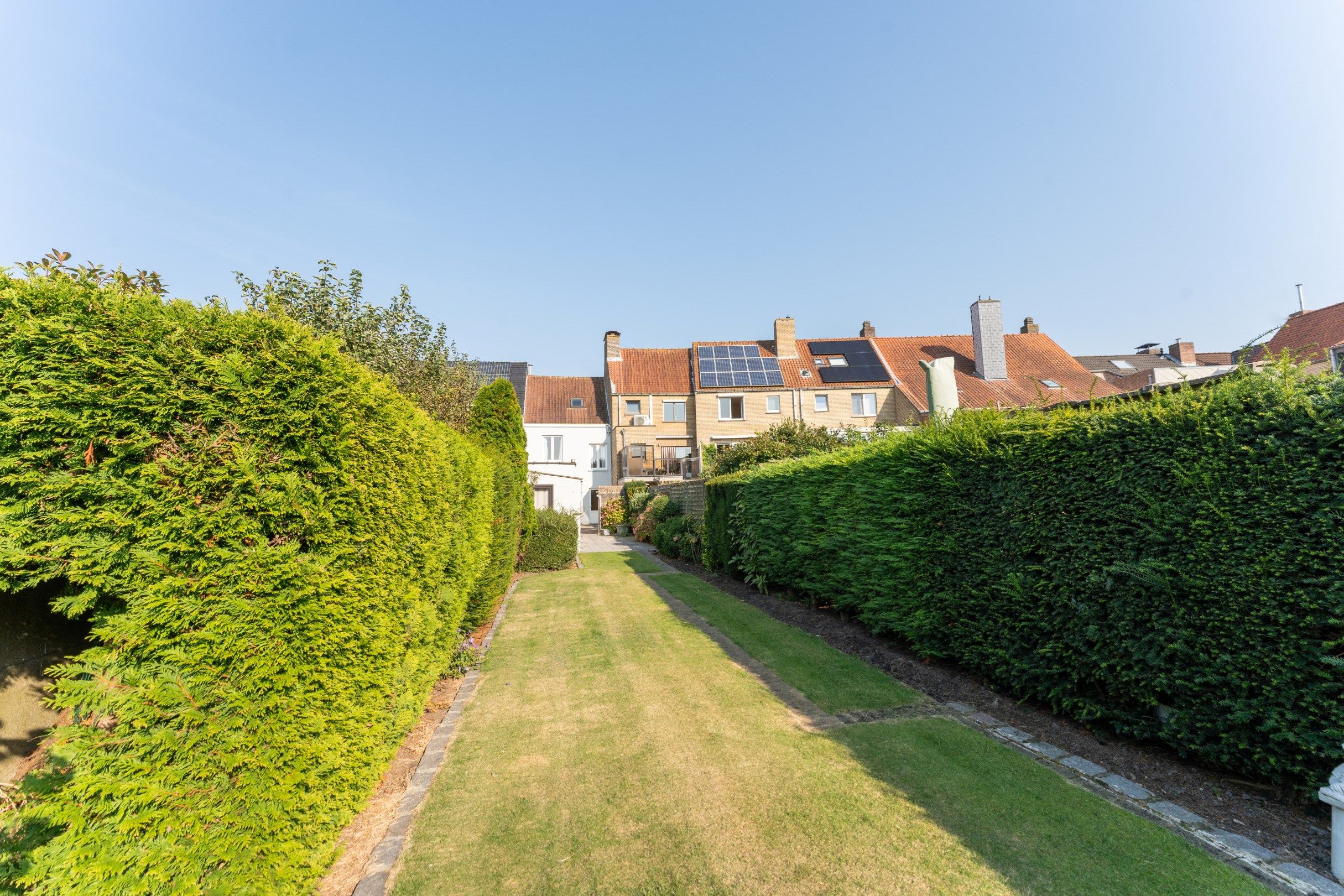 Te moderniseren woning met schitterende tuin te Heist foto 1