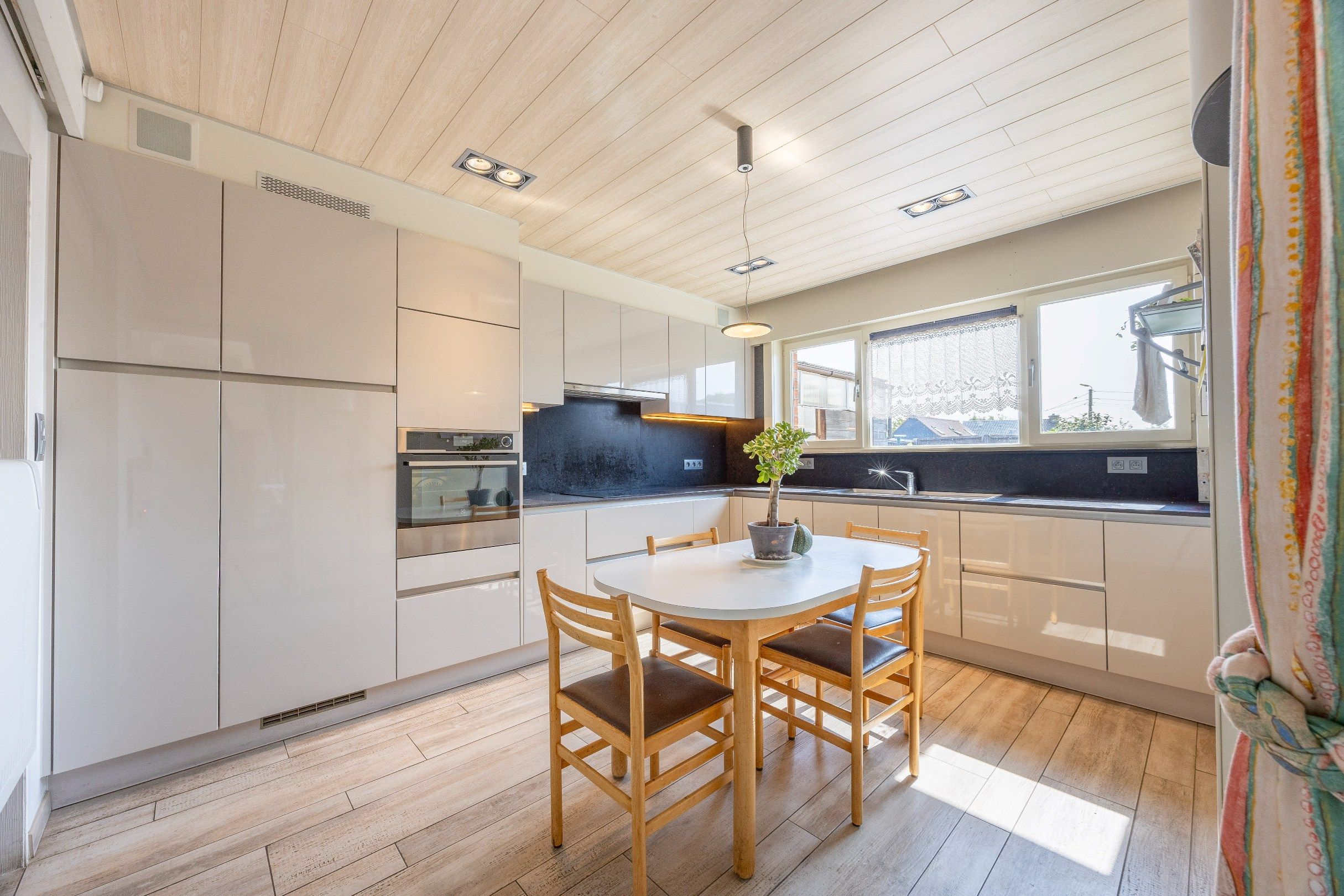 HALFOPEN WONING MET TUIN EN GARAGE foto 5