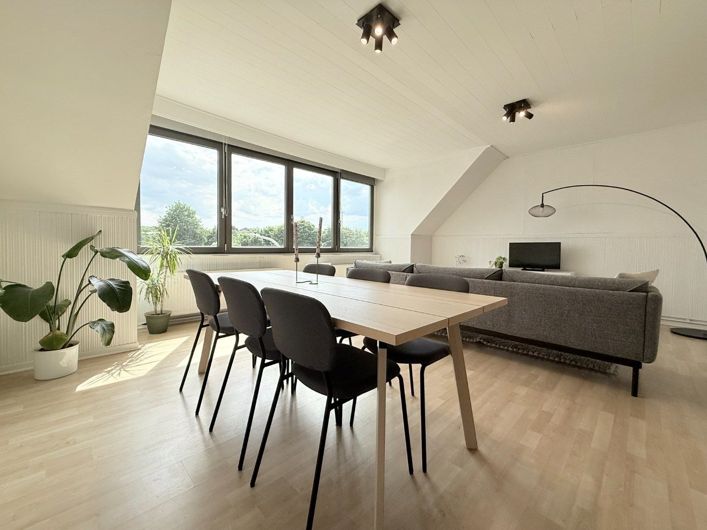 Lichtrijk appartement op de hoogste verdieping met twee slaapkamers foto 2