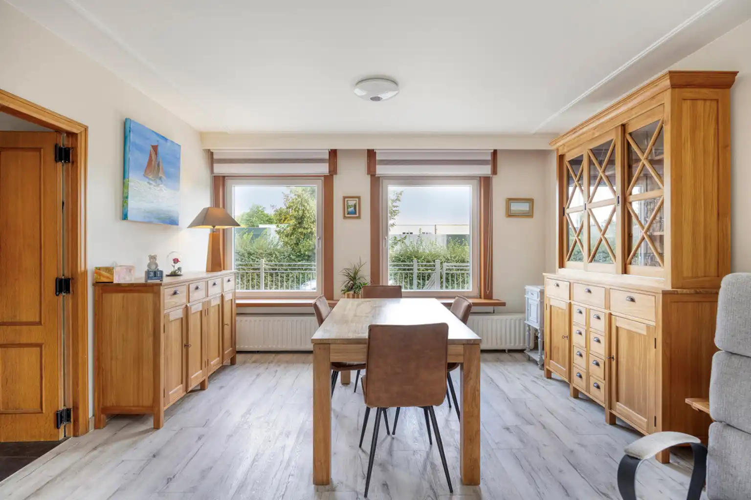Instapklare woning met 4 slaapkamers, tuin & 2 garages foto 10