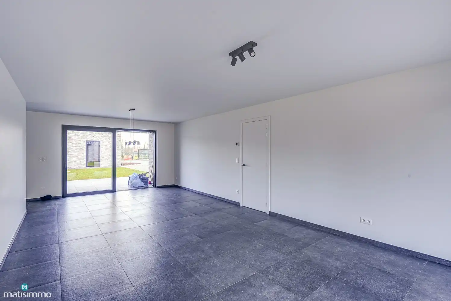 RUIM NIEUWBOUW APPARTEMENT MET 2 SLAAPKAMERS, TERRAS, GARAGE, AUTOSTAANPLAATS EN KELDERBERGING TE BEVERST foto 6