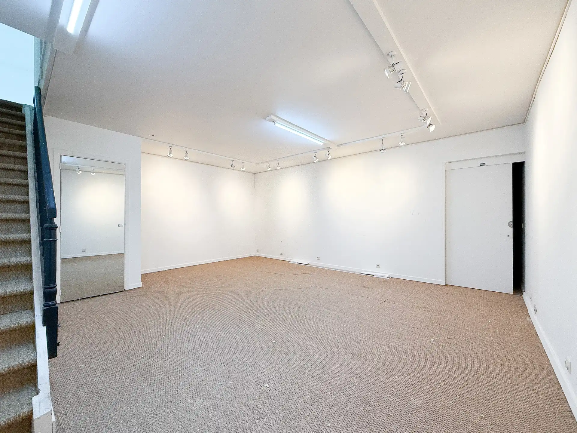 Handelspand gelegen op de ZEEDIJK, vlakbij het Albertplein foto 8