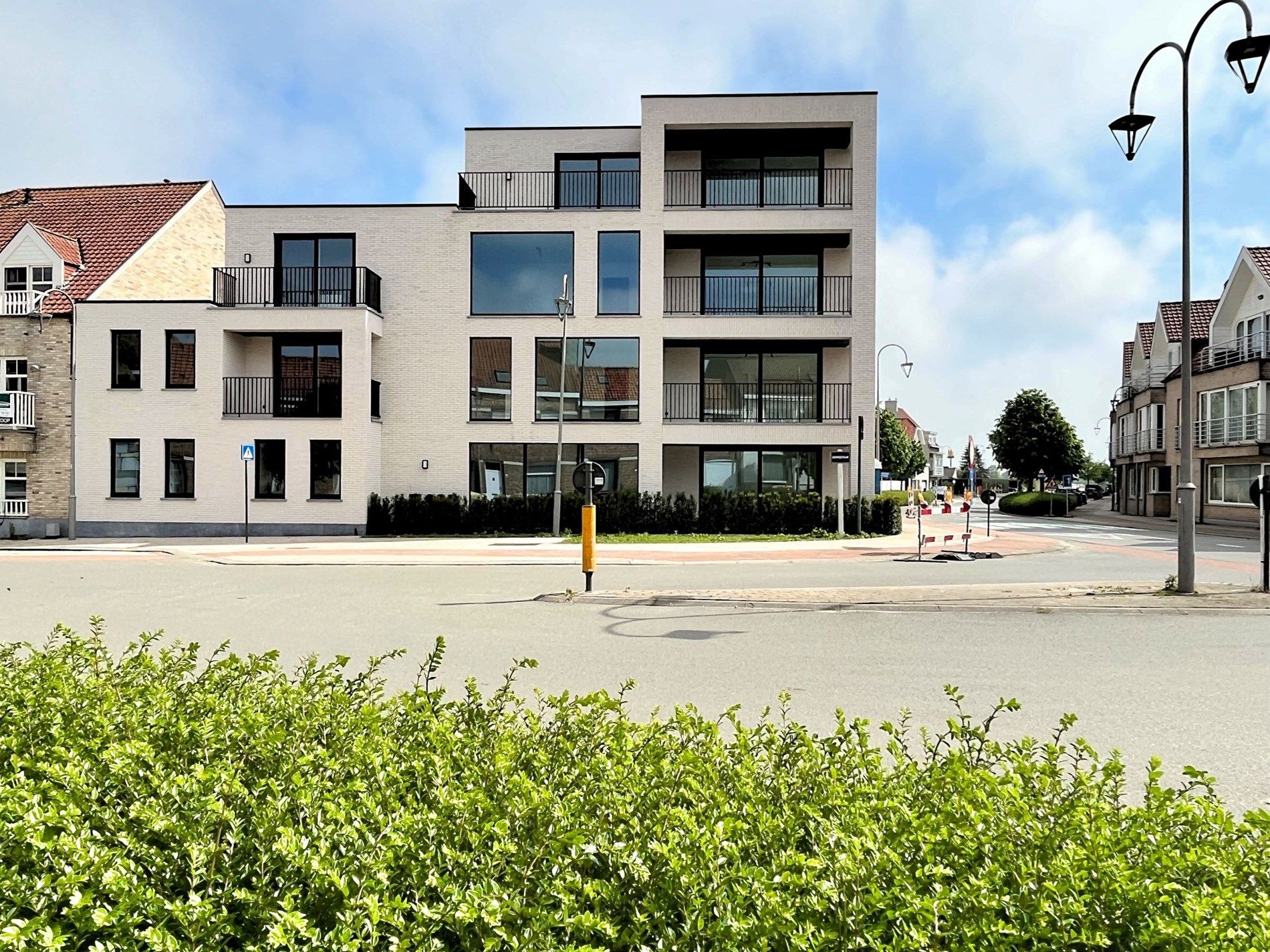 Overdekte autostaanplaats in het dorp van Westkapelle  foto 1