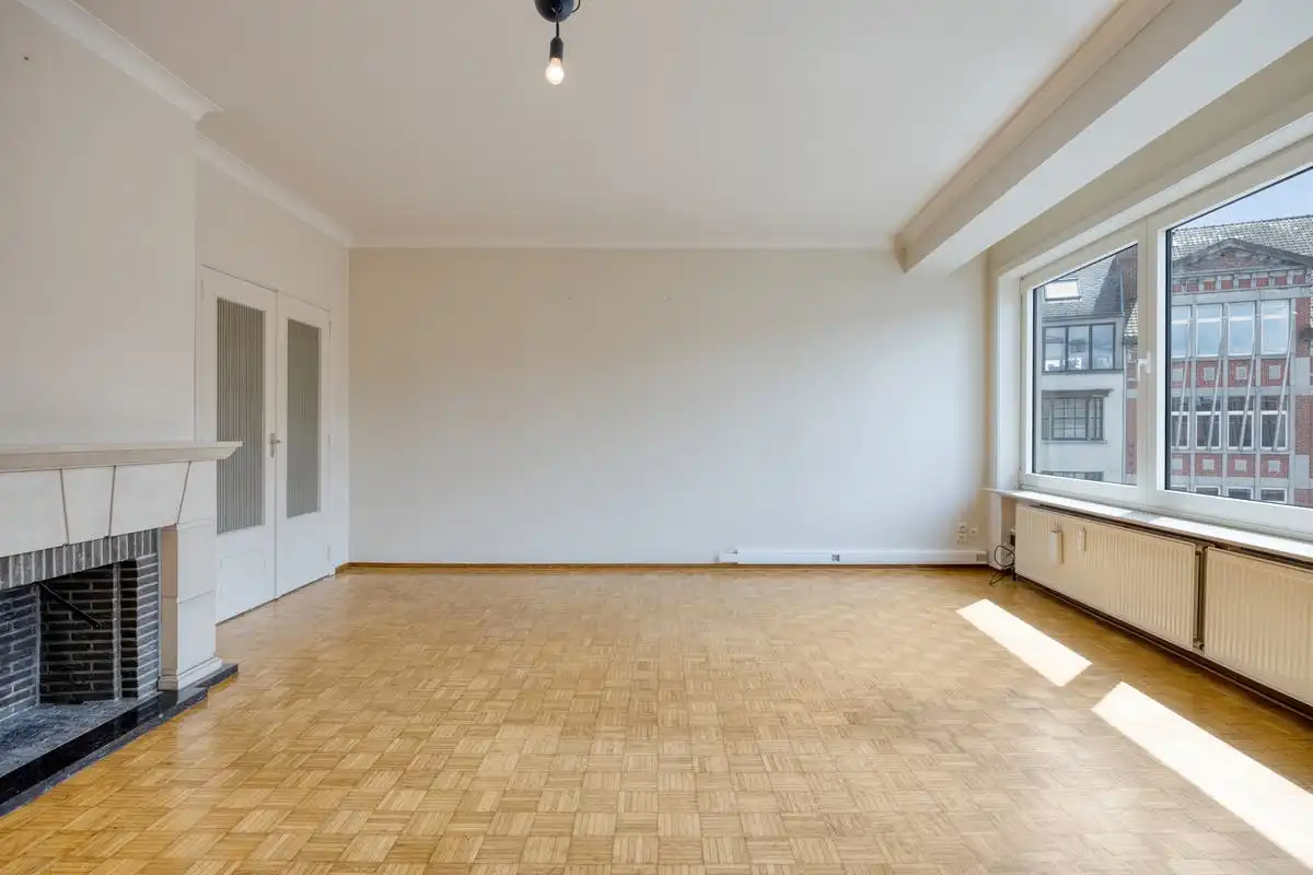 Karaktervol appartement (89m²) te koop in hartje Kortrijk foto 3
