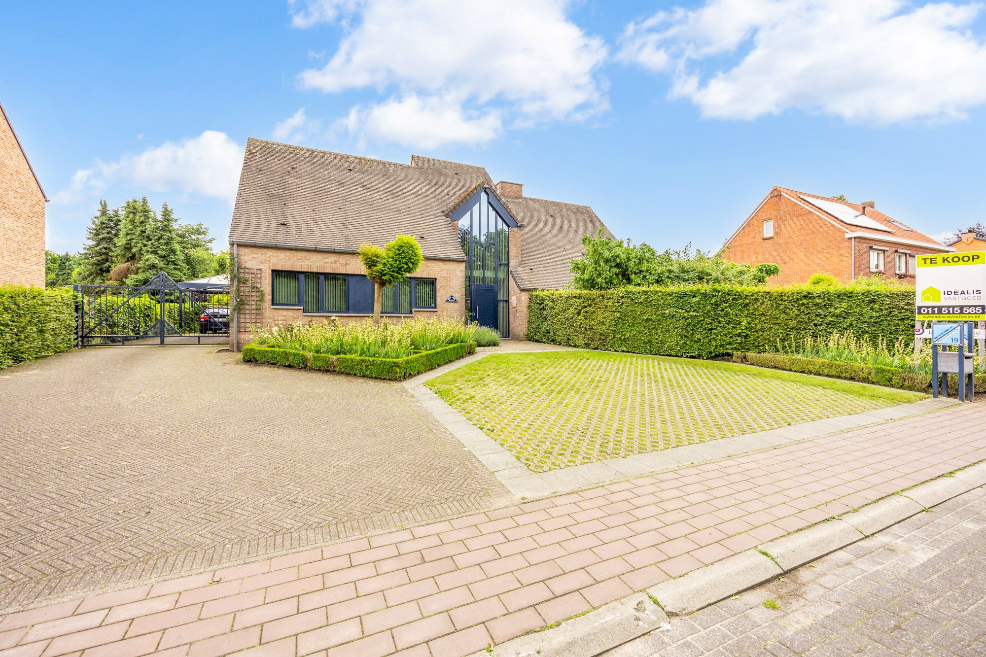 EXTRA RUIME VILLA MET EEN PRACHTIG LICHTRIJKE LEEFRUIMTE, RUIME KEUKEN, 4 SLAAPKAMERS EN EEN PRACHTIG KANTOORGEDEELTE OP EEN RIANT EN CENTRAAL PERCEEL VAN MAAR LIEFST 13A 71CA MET KNAP BIJGEBOUW OP EEN GUNSTIGE LOCATIE NABIJ HET CENTRUM VAN HAMONT! foto 3