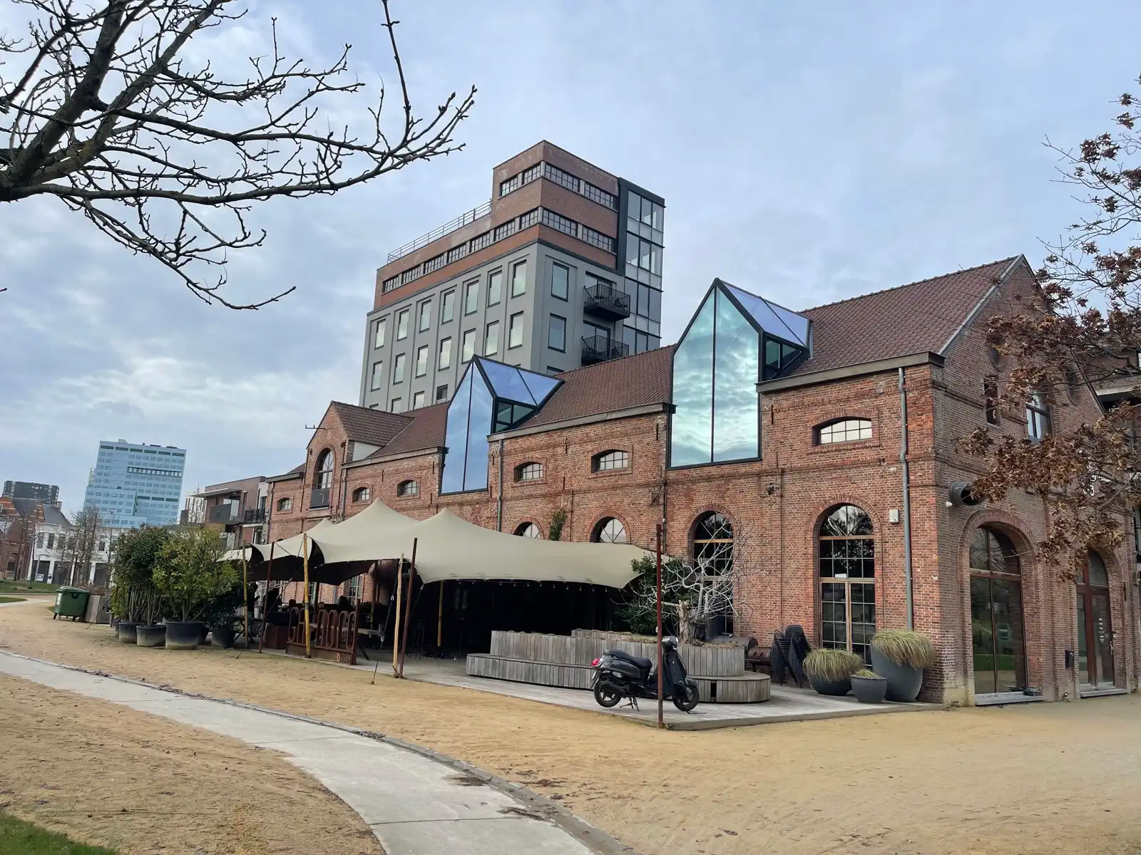 Horecapand met terras aan Park Spoor Noord foto 7