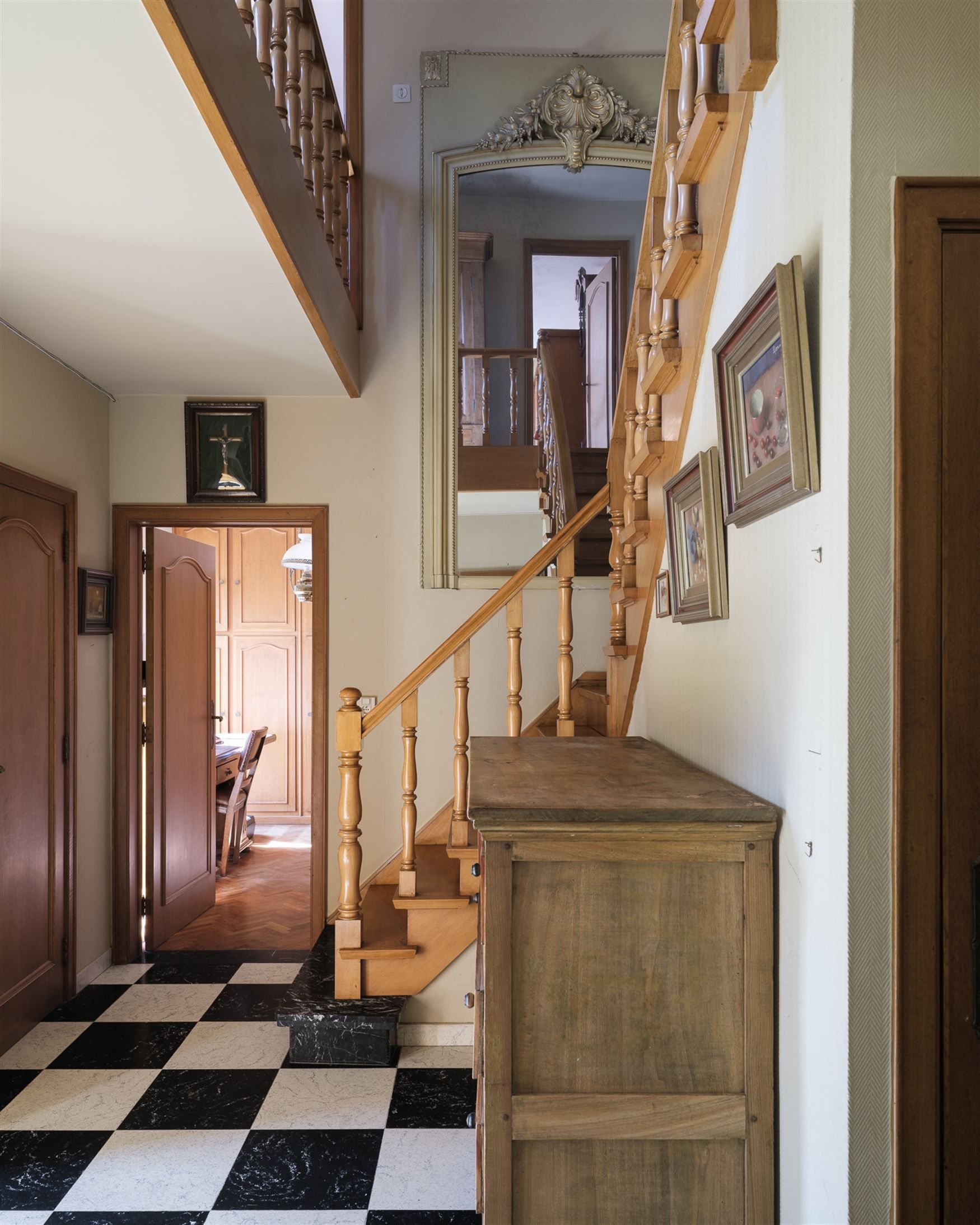 Op te frissen villa met karakter en potentieel foto 9