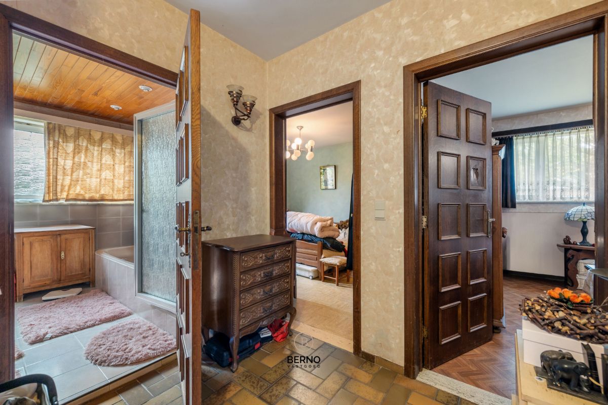 Ruime laagbouwvilla met 5 slaapkamers en 150 m² kelder/garage foto 7