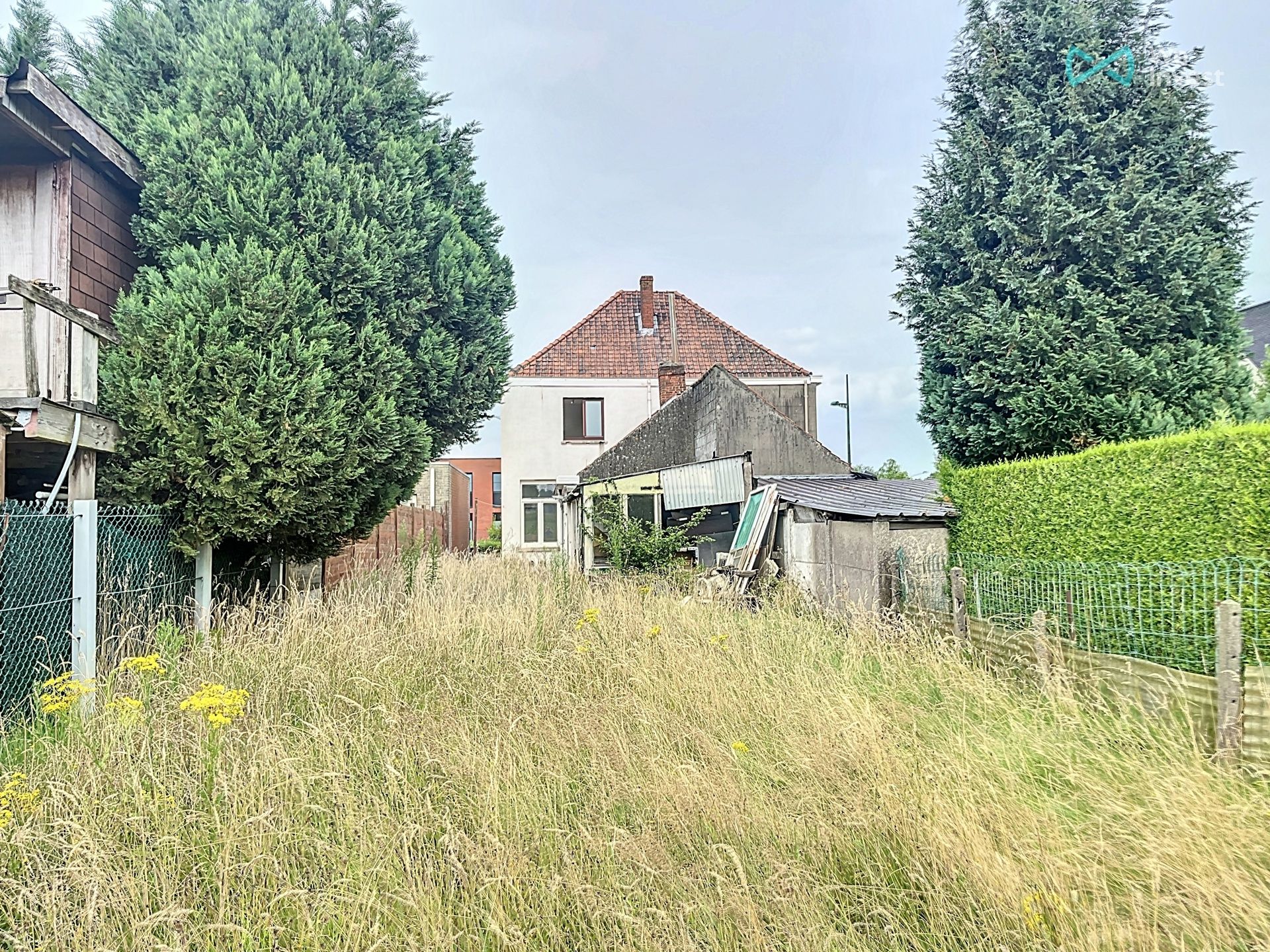 Woning met tuin met verzicht. Deze woning is op vandaag opgesplitst met vooraan een ruimte tot kantoor, vrij beroep,..., maar kan eenvoudig terug samengevoegd worden tot 1 geheel.  foto 2