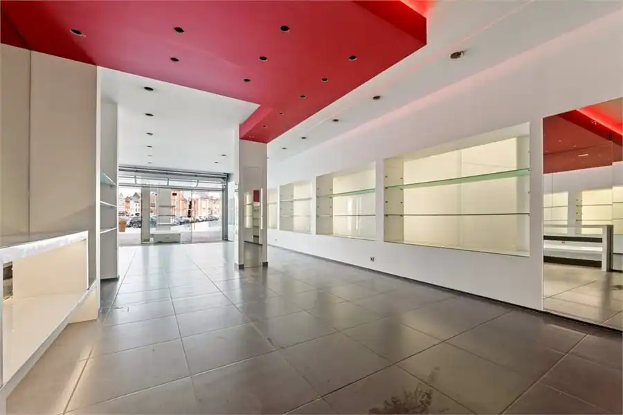 RUIME HANDELSRUIMTE TE HUUR OP DE GROTE MARKT IN SINT-TRUIDEN foto 13