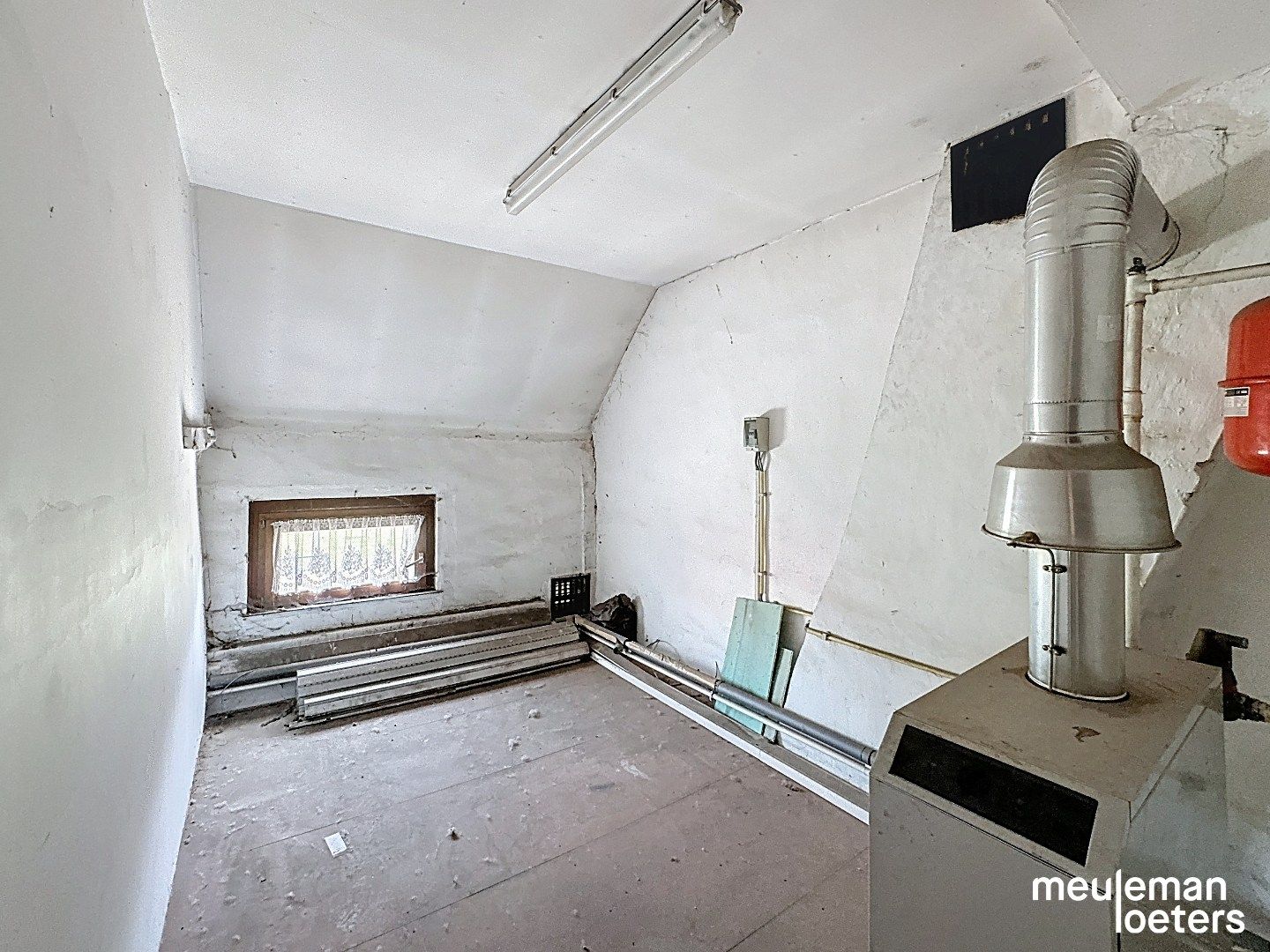Te renoveren halfopen woning met garage foto 16