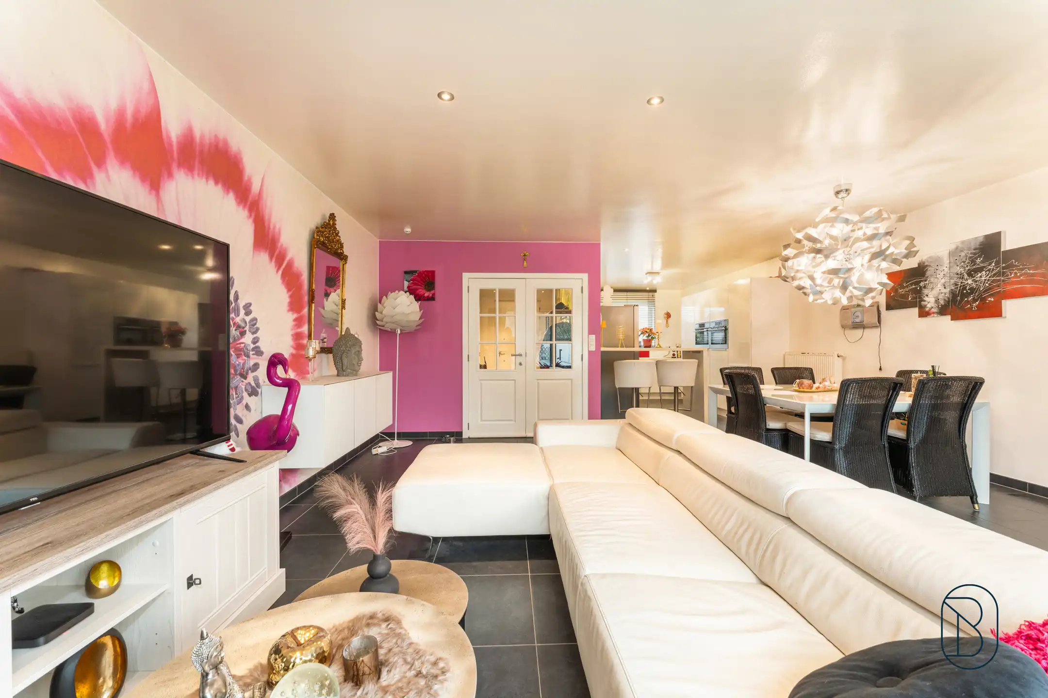 Instapklare woning met 4+ kamers, tuin, oprit en garage foto 6