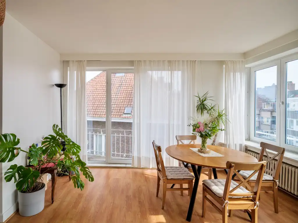 Stijlvol tweeslaapkamerappartement in de Sportstraat, met terras en warm mid-century karakter. foto 2