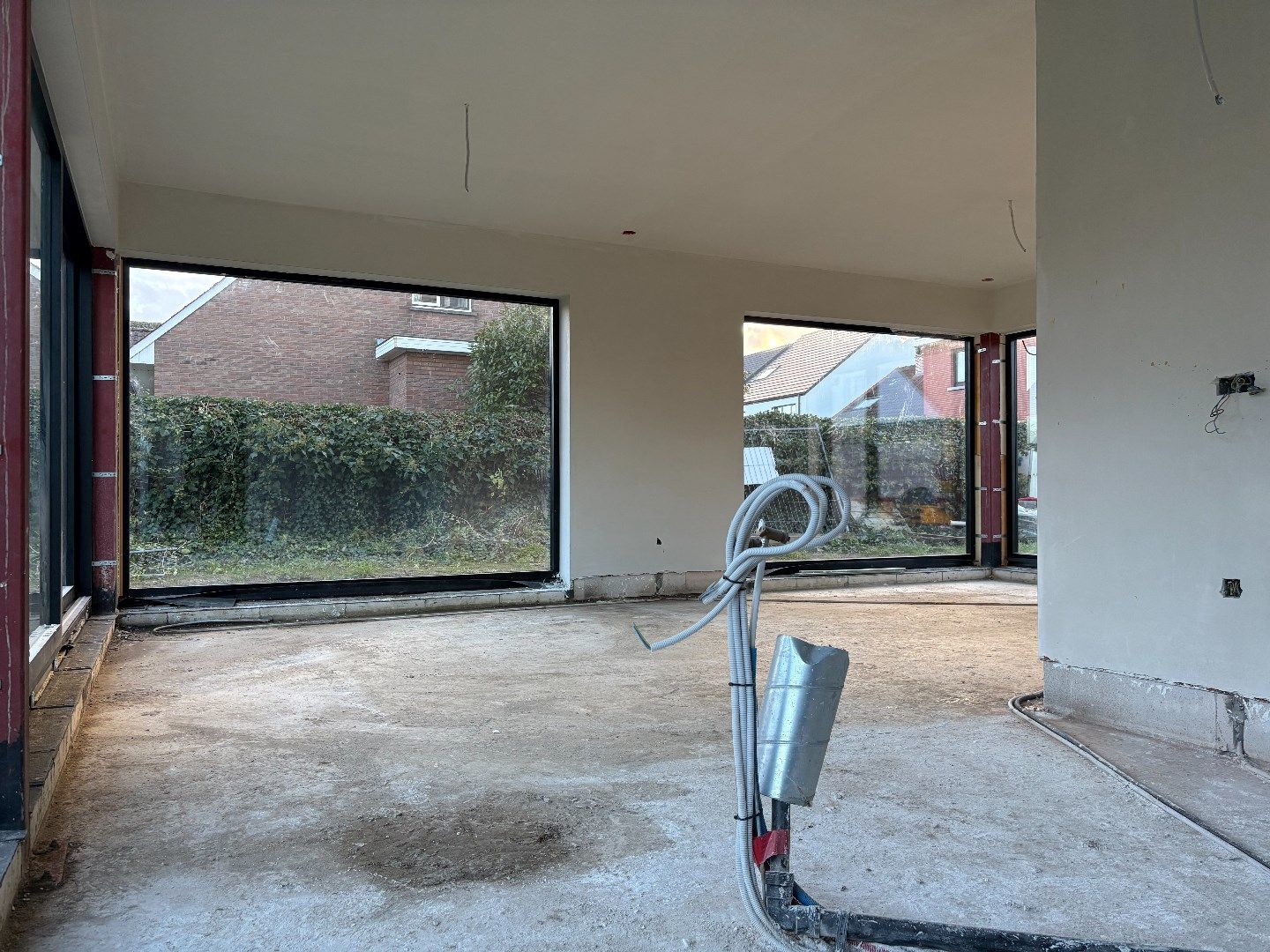 een moderne  nieuwbouw 3-gevel woning op en met grond foto 6