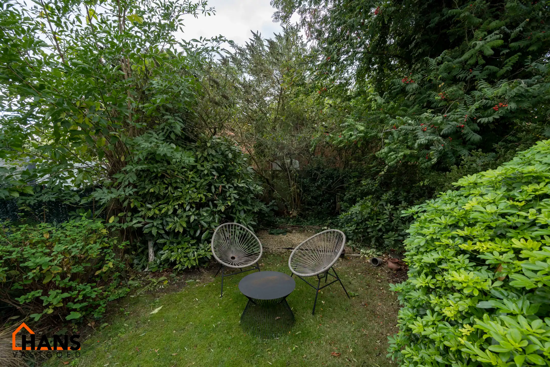 Gerenoveerd gelijkvloers appartement met 2 tuinen en garage. foto 4