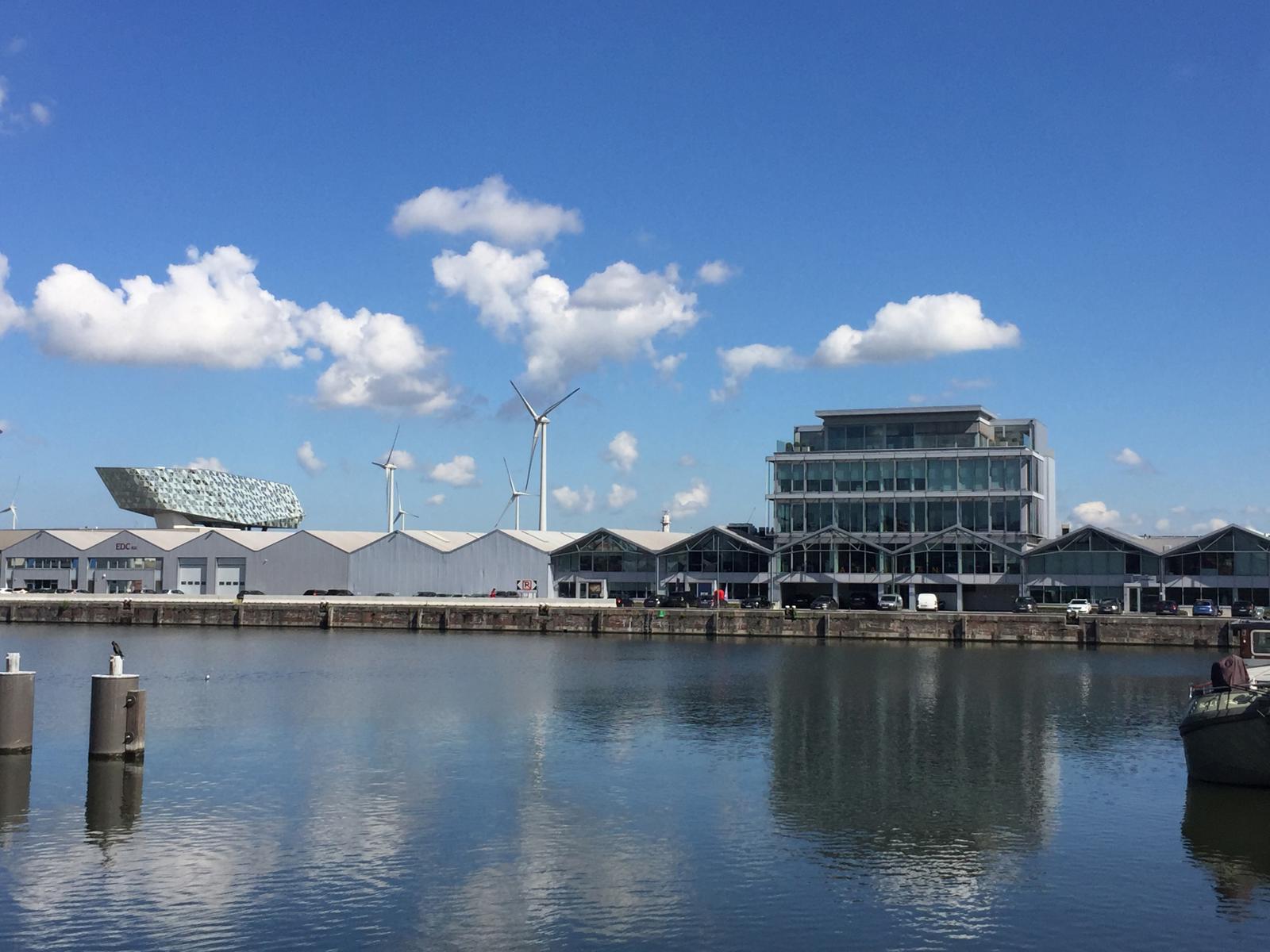 Instapklaar kantoor te huur te Antwerpen!  foto {{pictureIndex}}