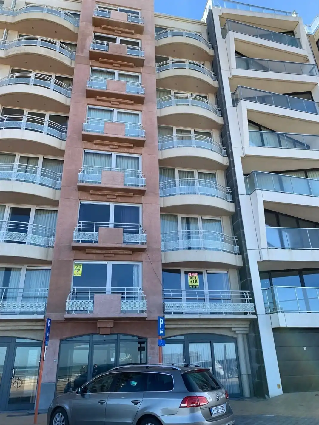 Gemeubeld appartement met twee slaapkamers - frontaal zeezicht foto {{pictureIndex}}