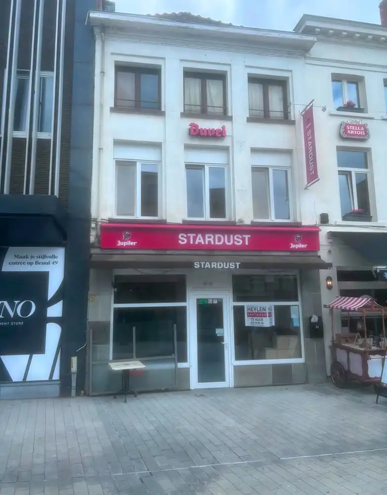Handelspand met woongelegenheid op topligging aan de Botermarkt in Mechelen foto {{pictureIndex}}