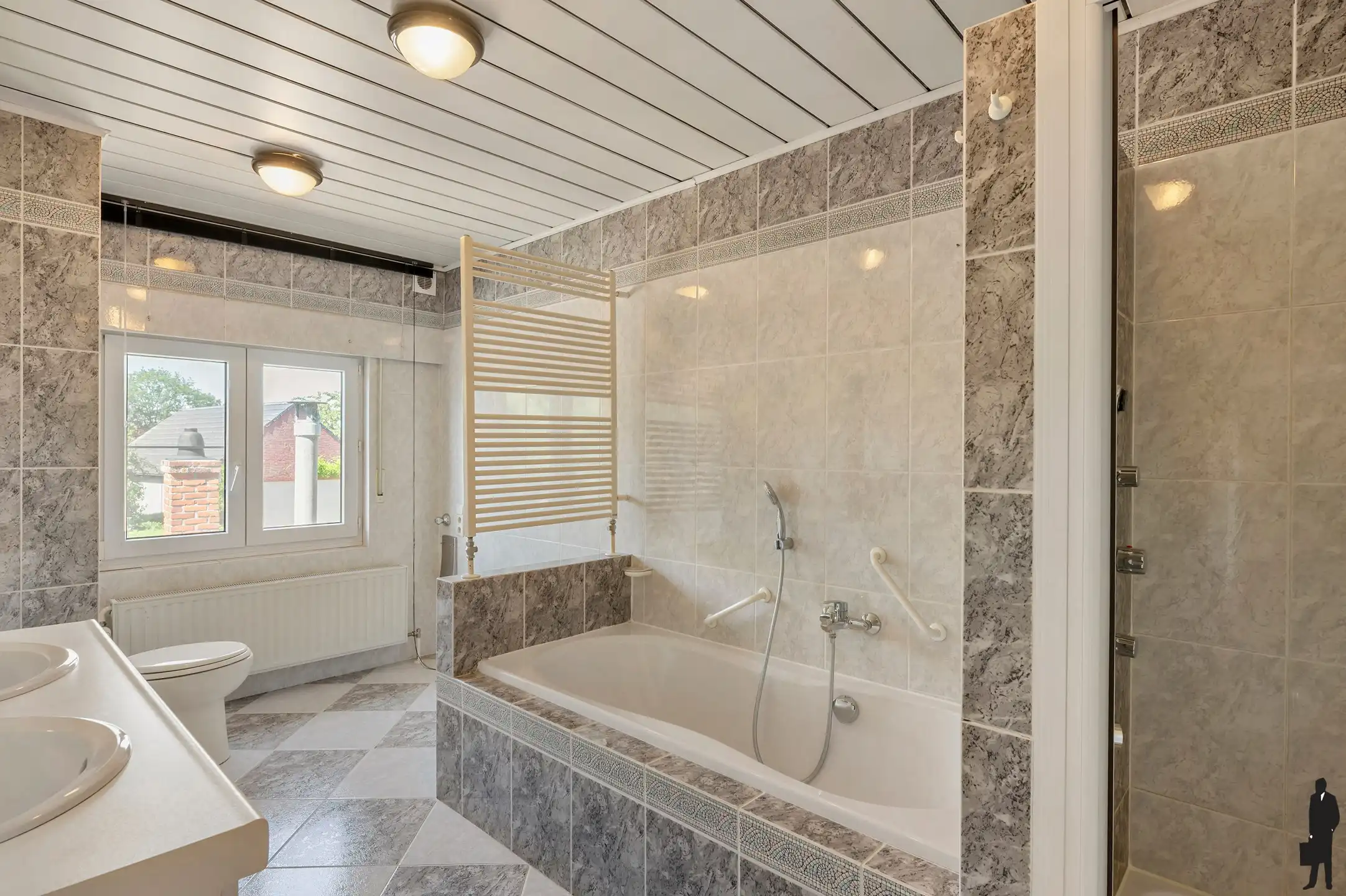 Rustig gelegen ruime gezinswoning met maar liefst 7 slaapkamers, meerdere garages en tal van praktische troeven. foto 18