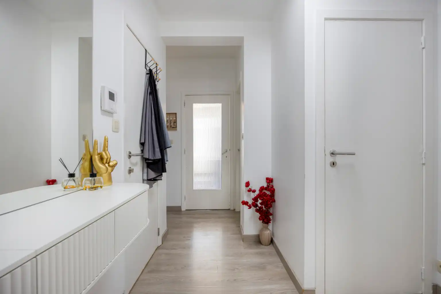 Instapklaar 2-slaapkamerappartement met garage foto 2
