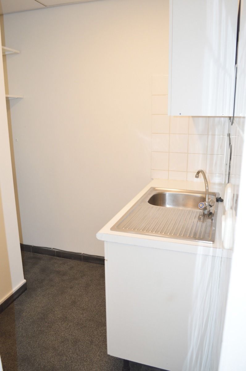 TE HUUR: GELIJKVLOERSE HANDELSRUIMTE / KANTOOR VAN CA. 40M2 MET KELDERBERGING TE GENK (BOKSBERG) foto 10